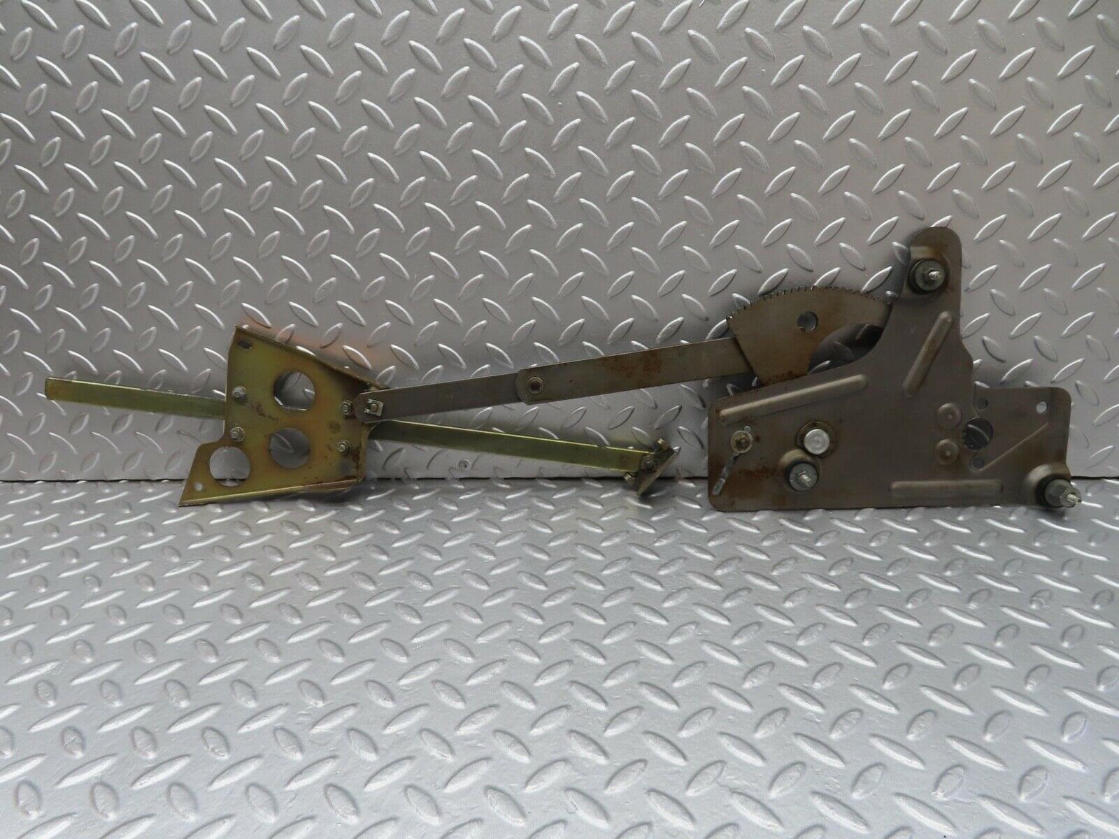 14002 Mercedes-Benz C107 280SLC Rear Right Power Window Regulator 1076701003