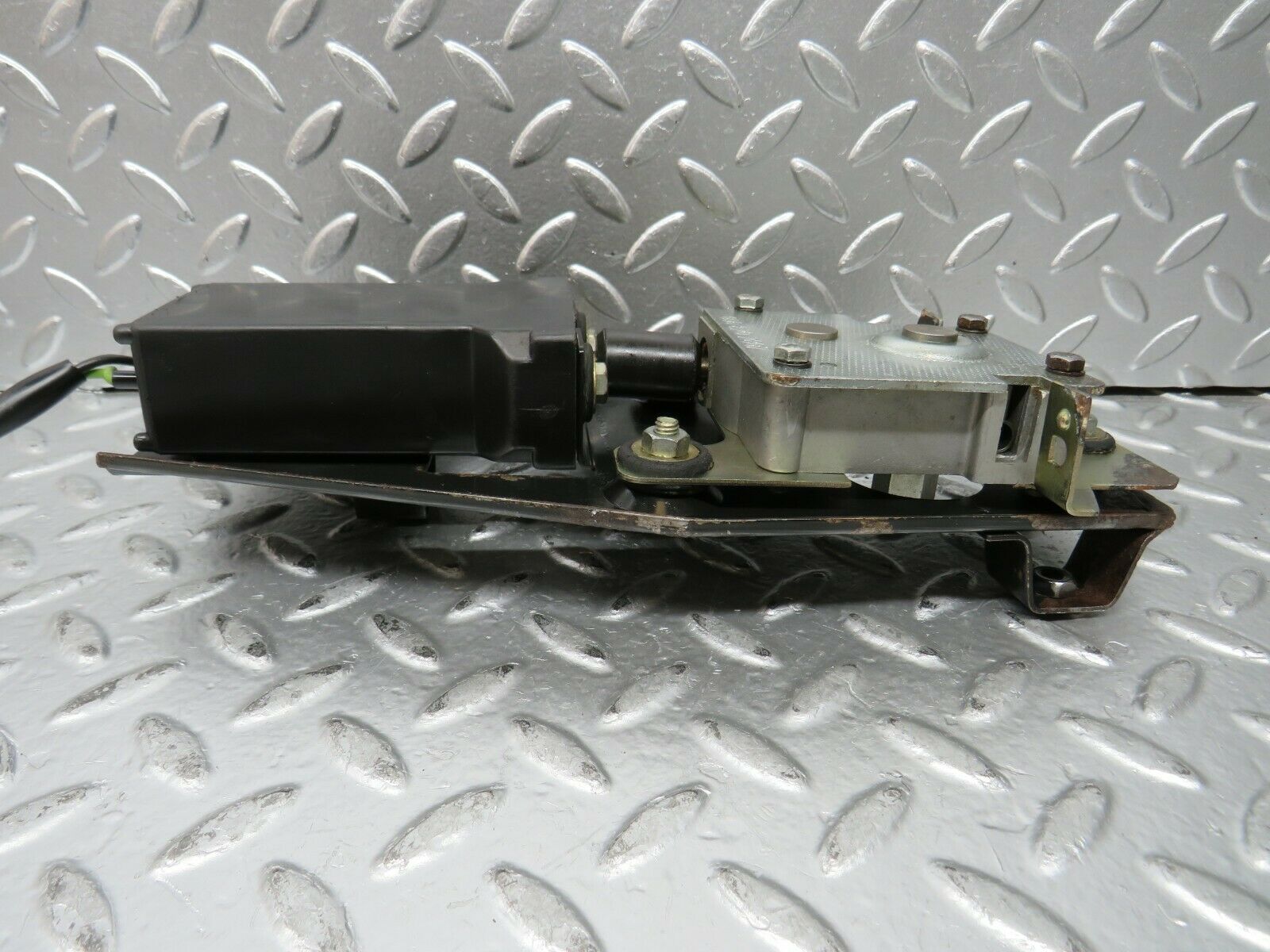 23205 Mercedes-Benz W116 350SE Sunroof Motor With Bracket 0008202807