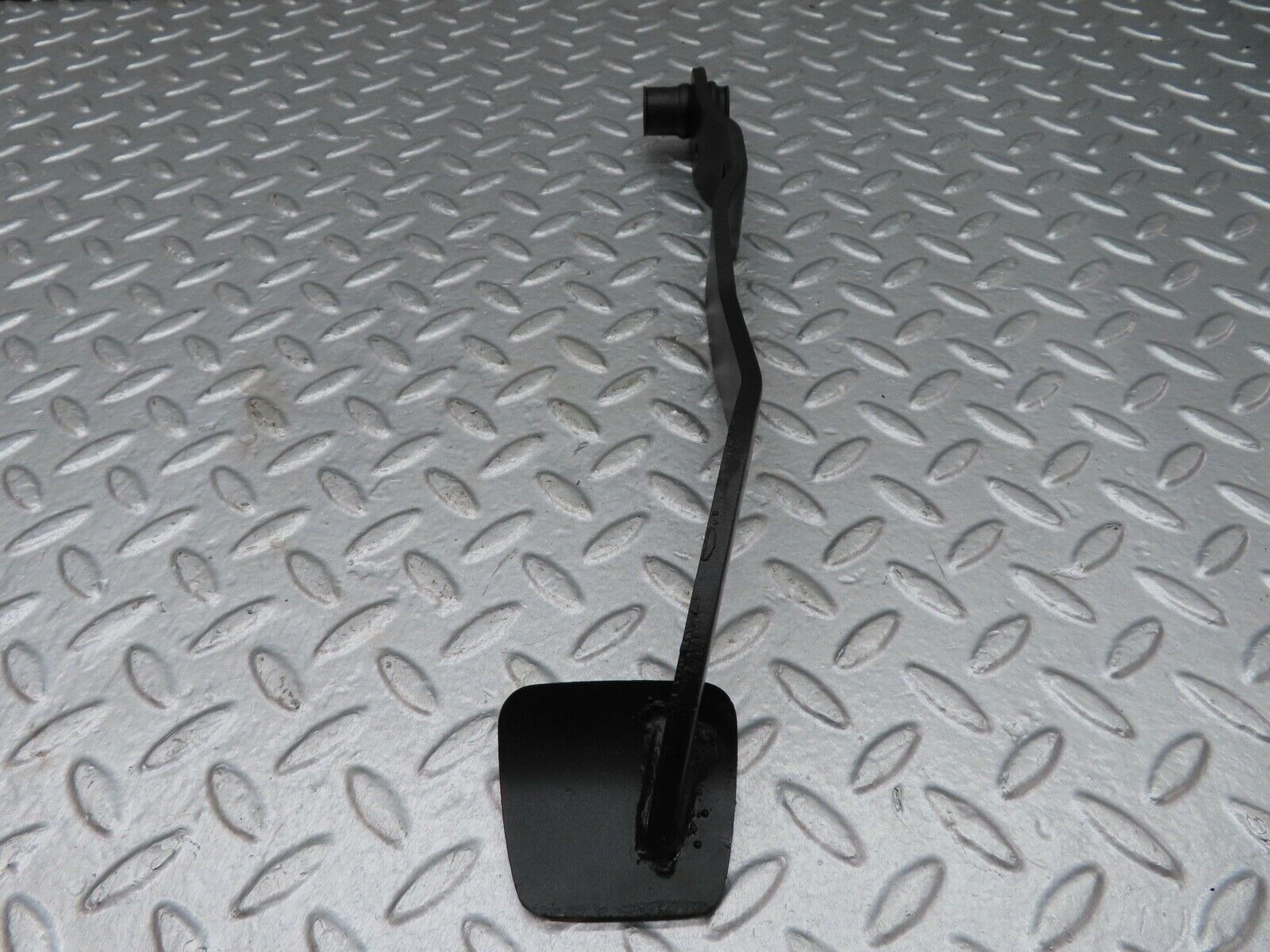 18077 Mercedes-Benz W123 200 Brake Pedal