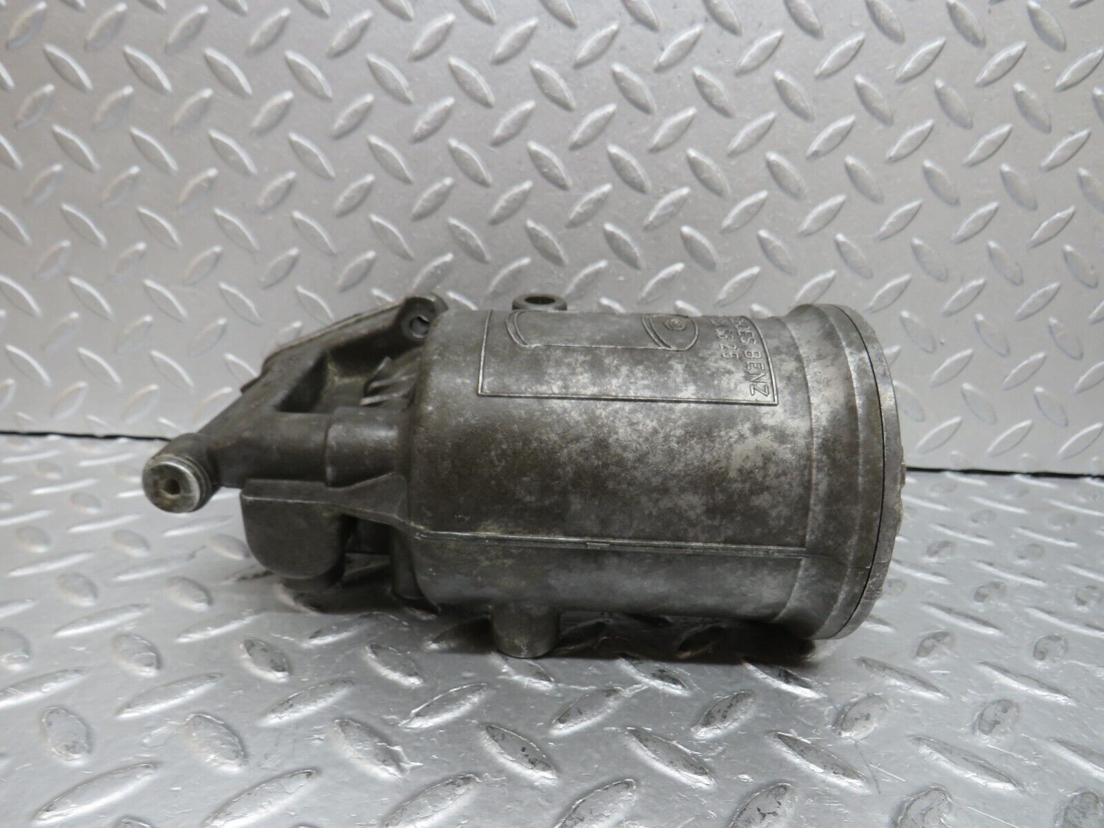 37150 Mercedes-Benz C126 420SEC Coupe Oil Filter Housing 0011846525 1171802511