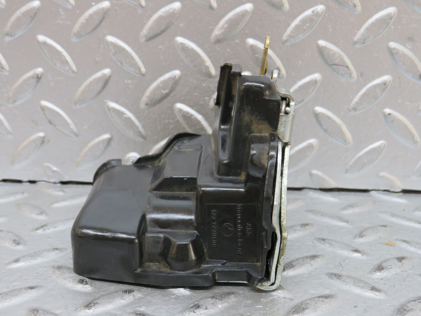 28289 Mercedes-Benz S123 240D Wagon Front Left Door Lock Mechanism 1237330108