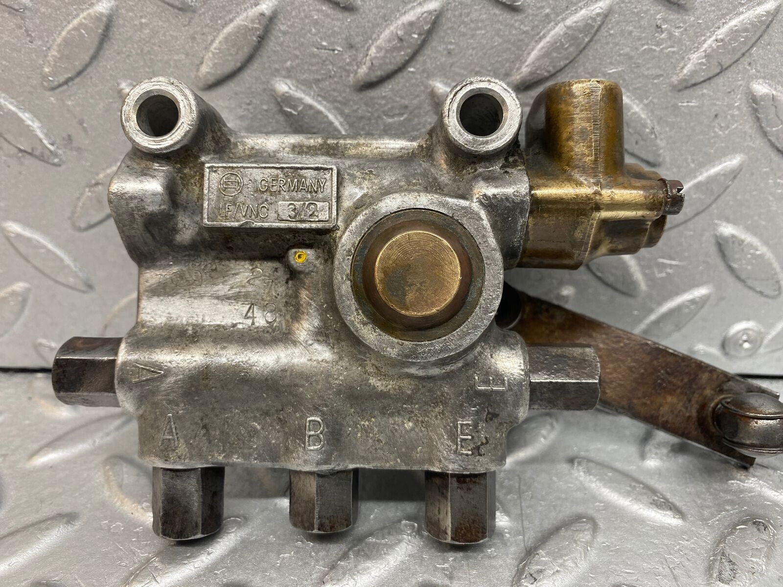 37601 Mercedes-Benz W109 300SEL Front Left Air Suspension Leveling Valve