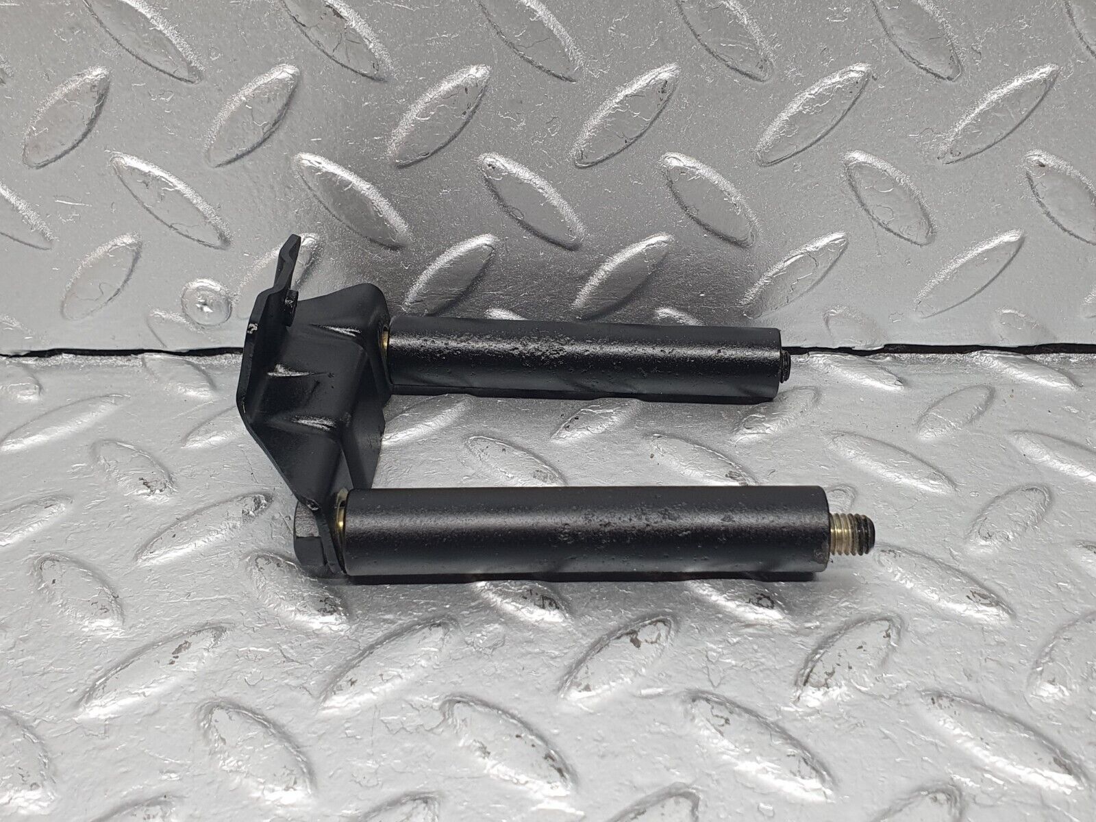 40735 Mercedes-Benz W123 300D Power Steering Hose Pipe Bracket