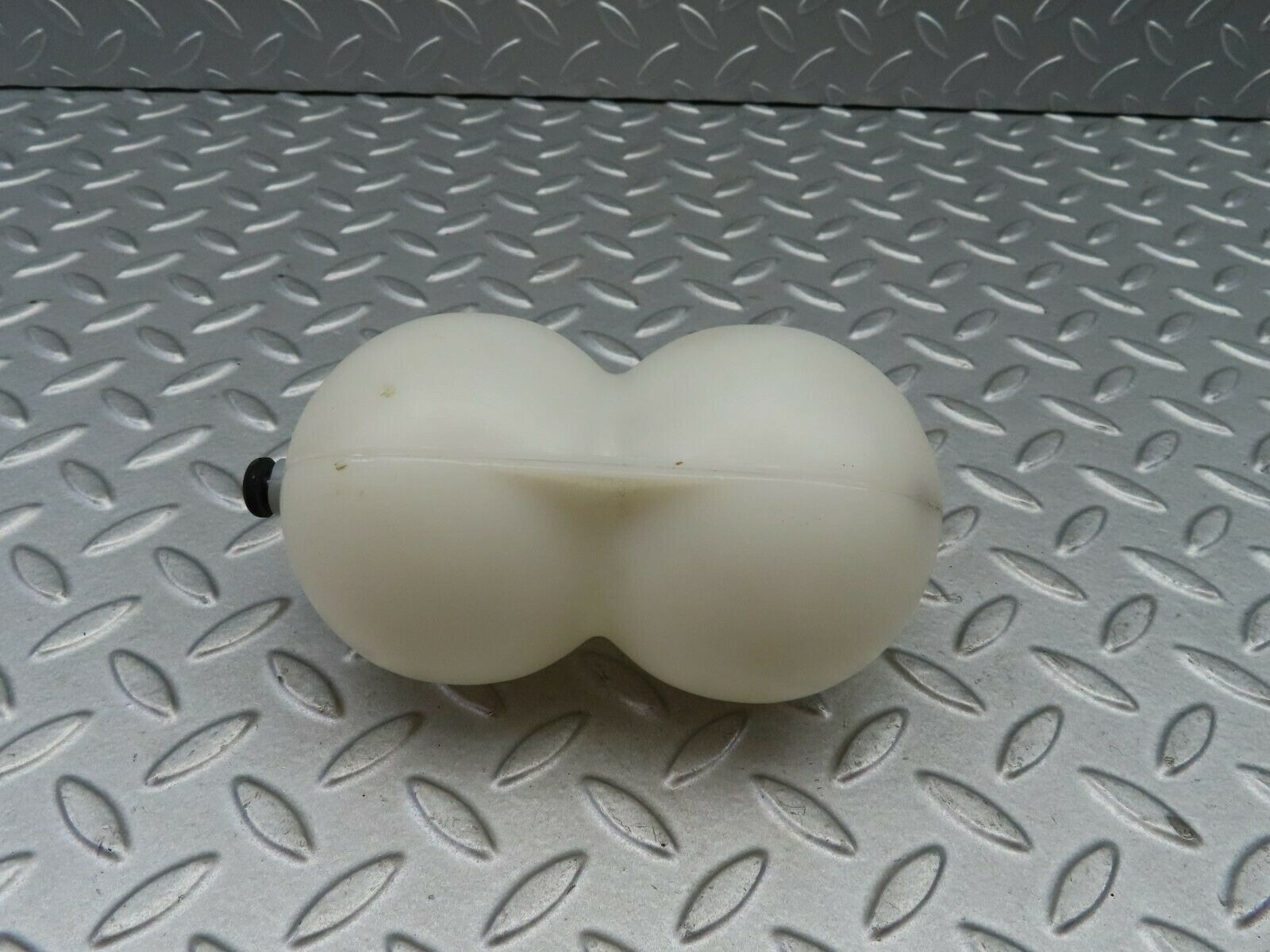 5885 Mercedes-Benz W123 200 Vacuum Reservoir