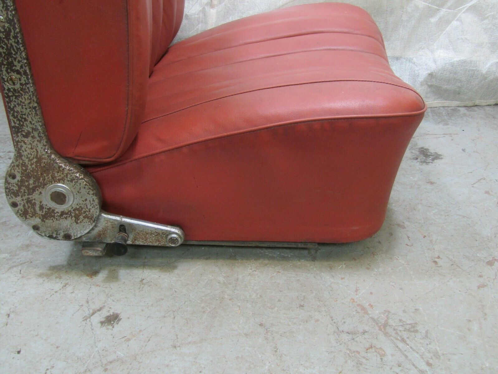 3255 Mercedes-Benz W105 PONTON Front Right Seat Passenger Seat Red Faux Leather