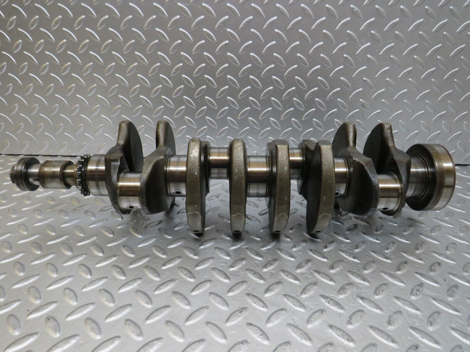 26090 Mercedes-Benz W123 200 Crankshaft 1020310101