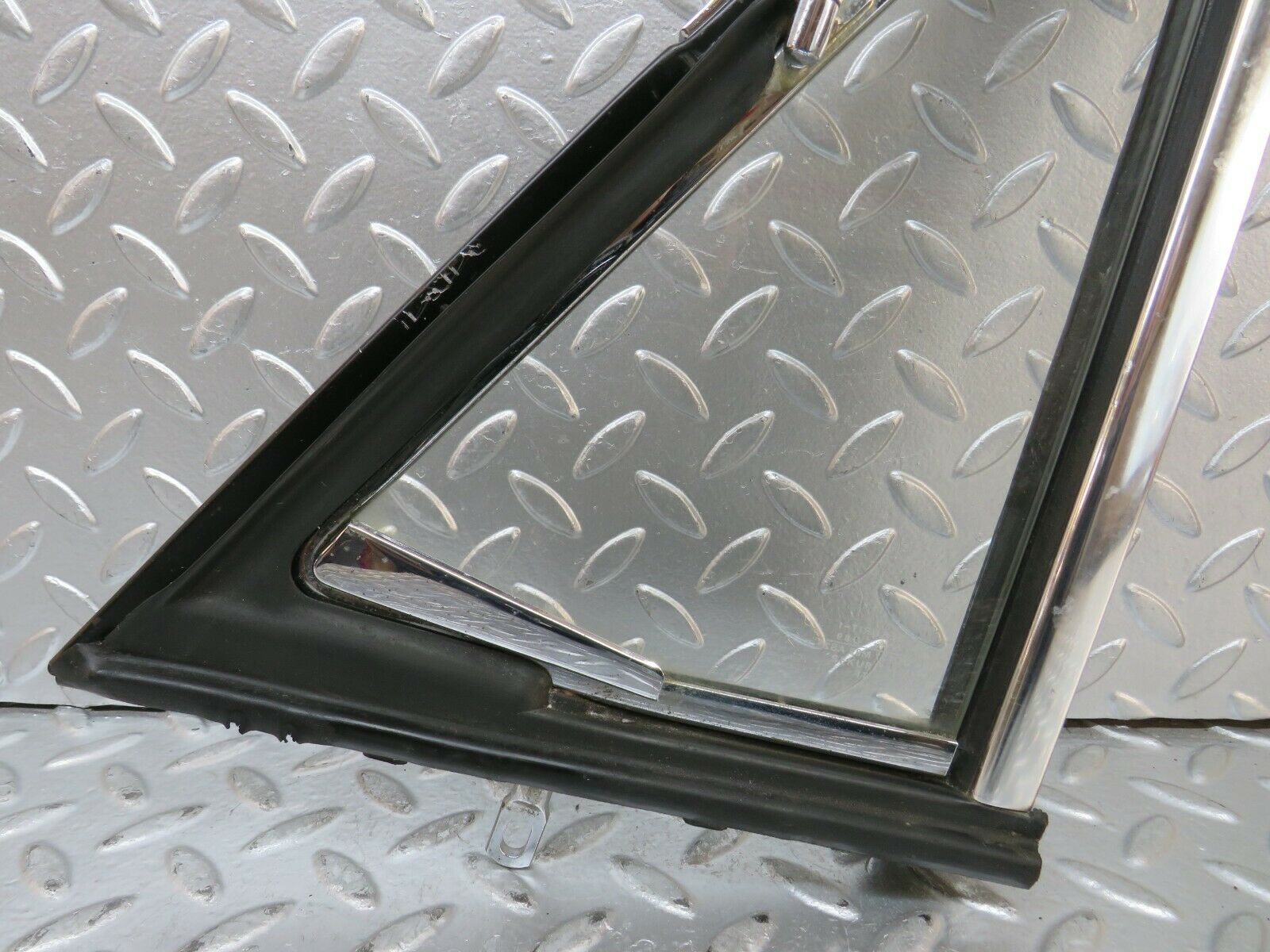 23648 Mercedes-Benz W114 280E Front Left Quarter Window