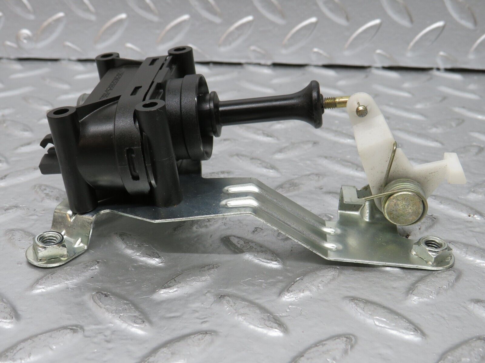 24933 Mercedes-Benz W140 S320 Trunk Lock Vacuum Actuator