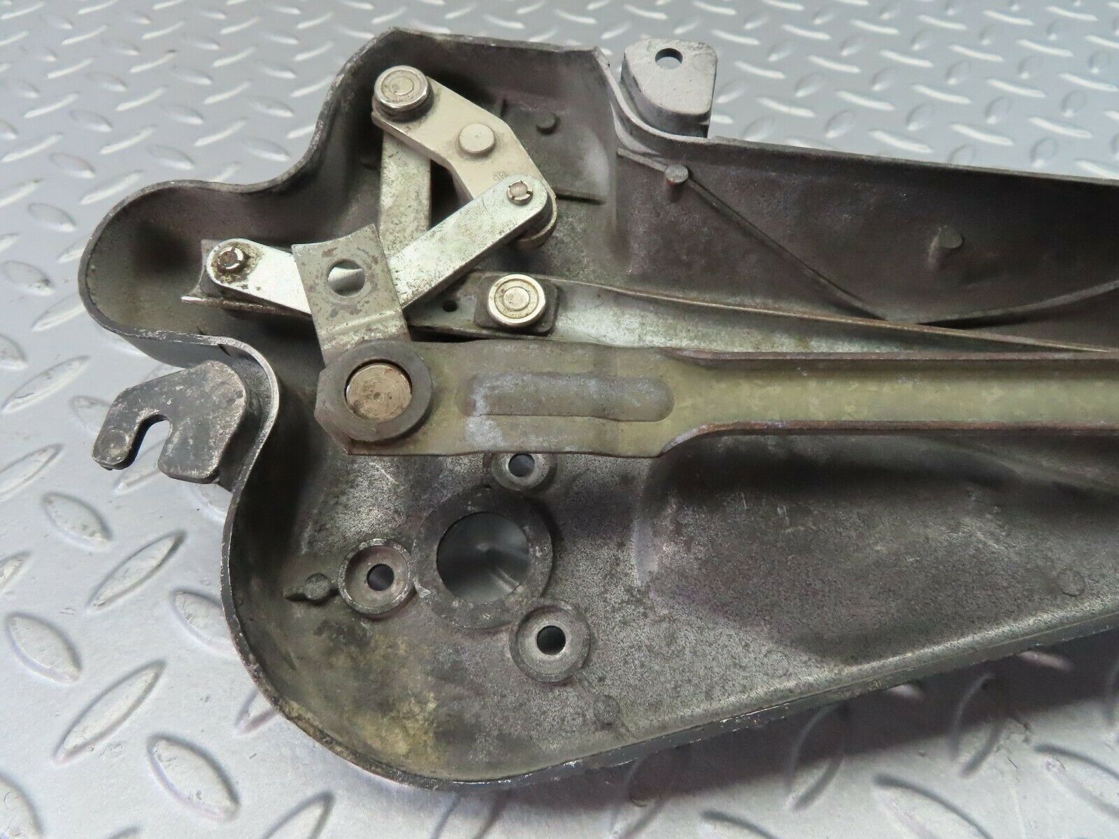 7464 Mercedes-Benz W116 450SE LHD Wiper Linkage Mechanism
