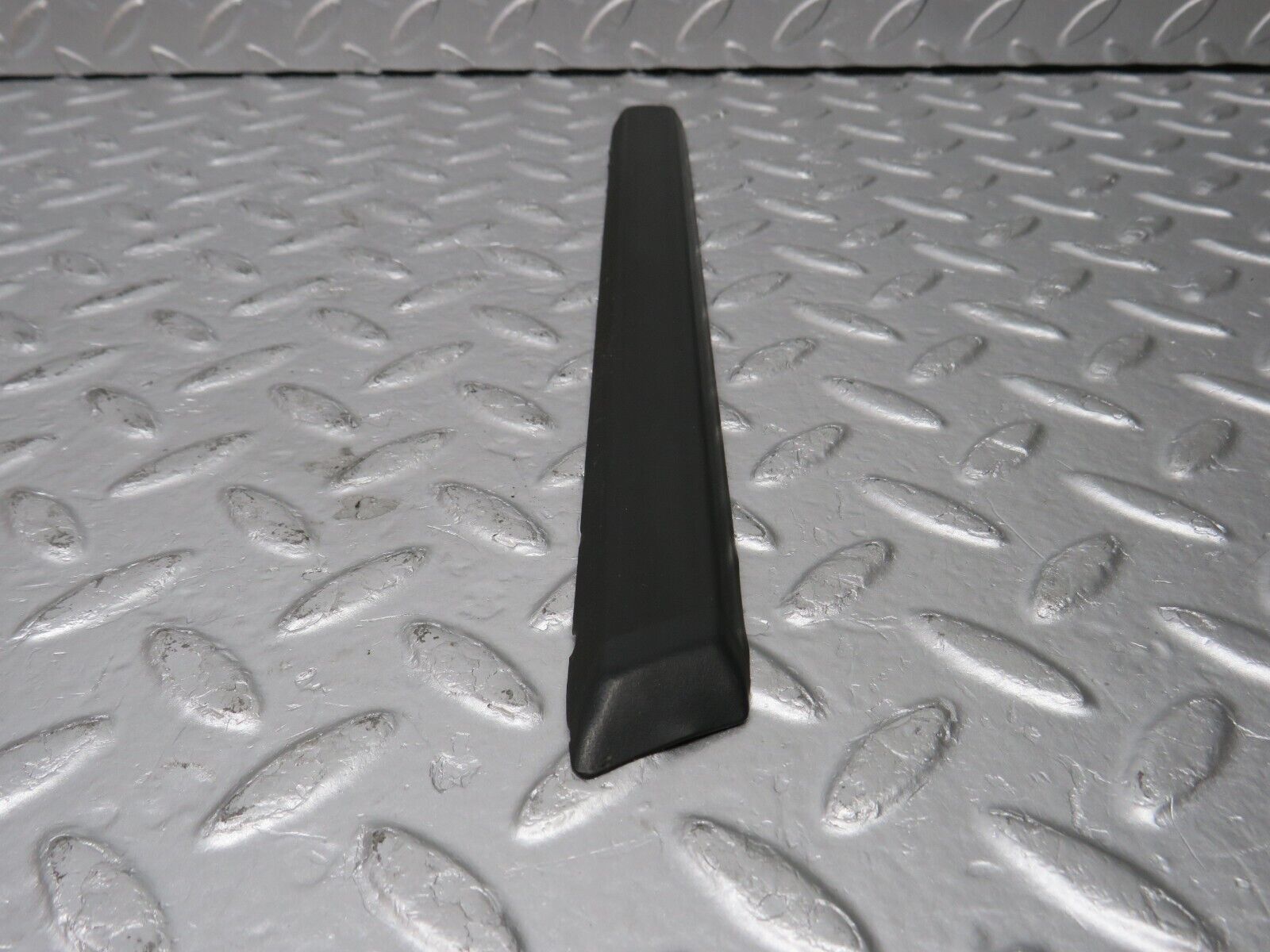 33782 Mercedes-Benz W201 190E 2.0L Front Left Fender Wing Centre Moulding Trim