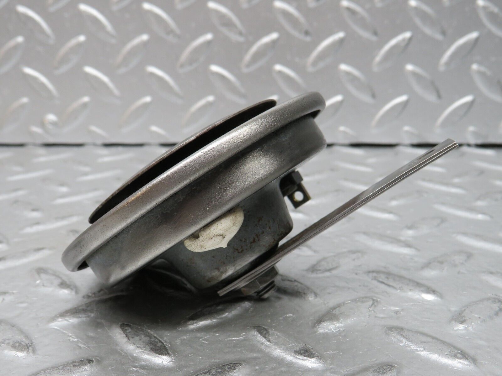 27992 Mercedes-Benz W123 280E Horn Hella 002952