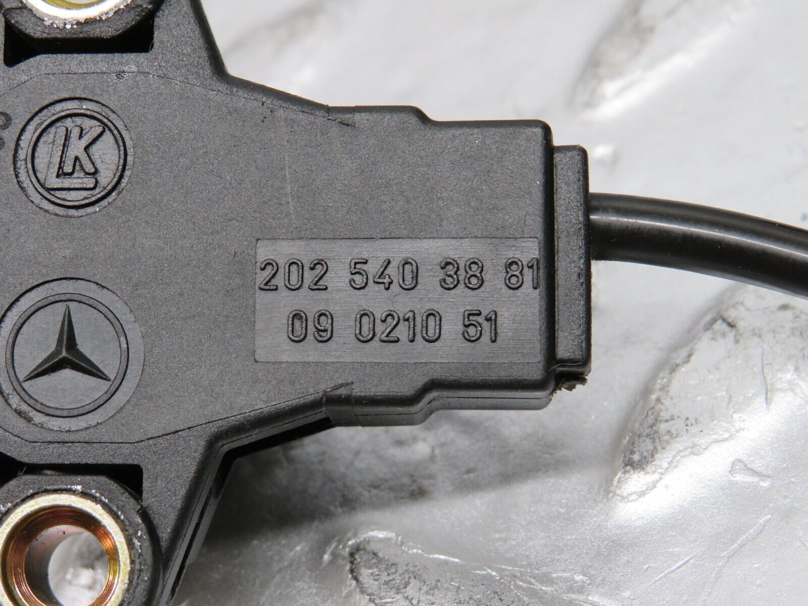 31491 Mercedes-Benz S124 220TE Wagon Knock Sensor 2025403881 0031537928