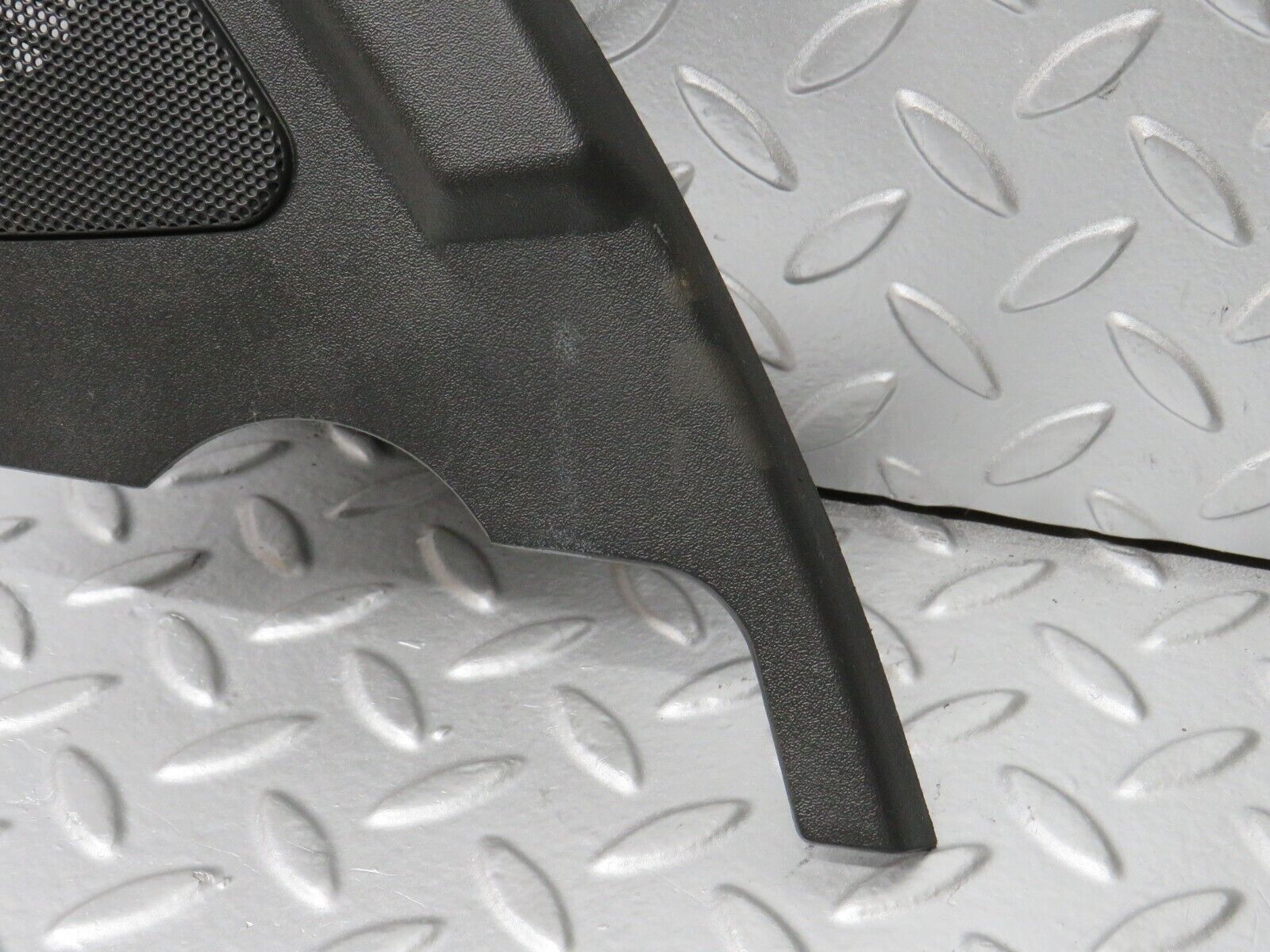 32285 Mercedes-Benz W220 S430 Front Left Door Window Frame Trim 2207250171