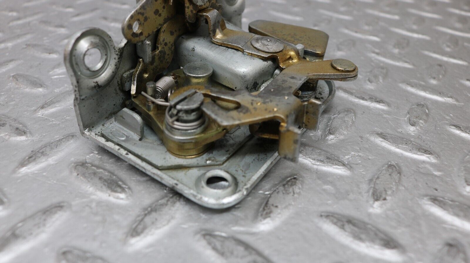 37267 Mercedes-Benz W109 300SEL Front Left Door Lock Mechanism