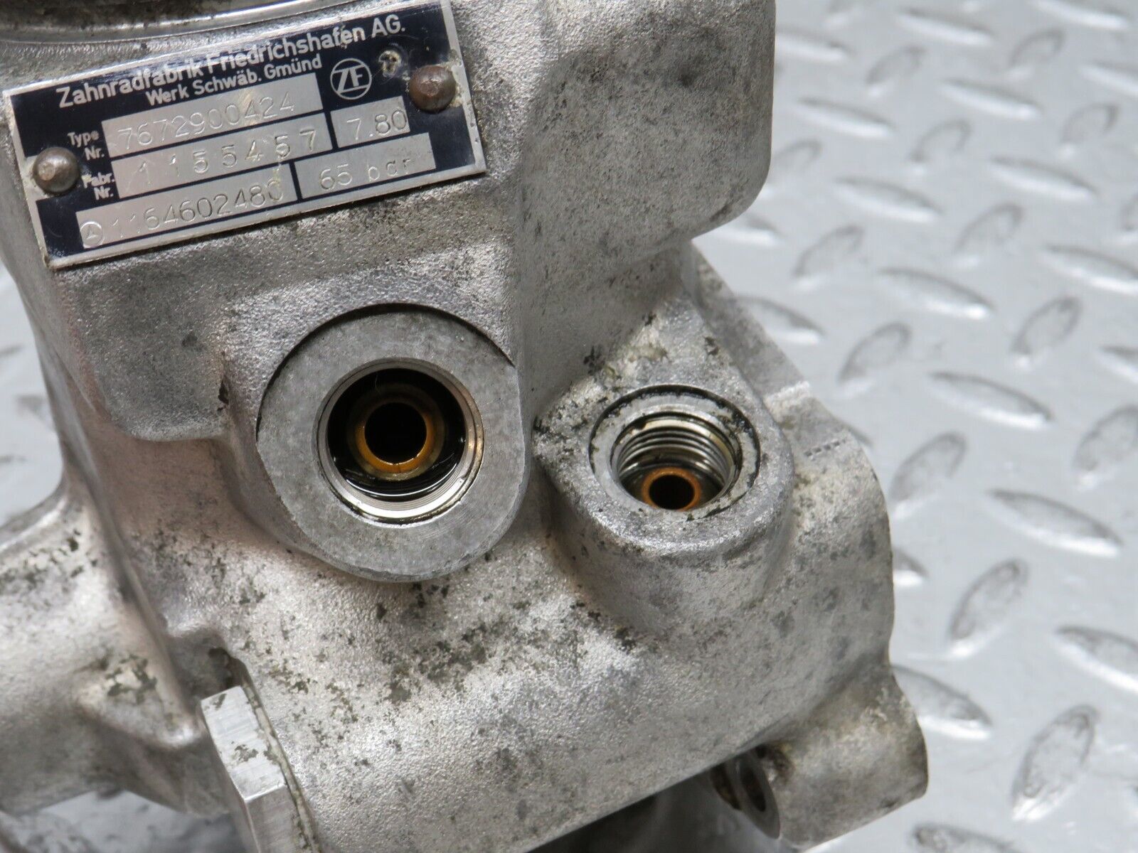 28121 Mercedes-Benz W123 280E Power Steering Pump 1164602480 7672900424