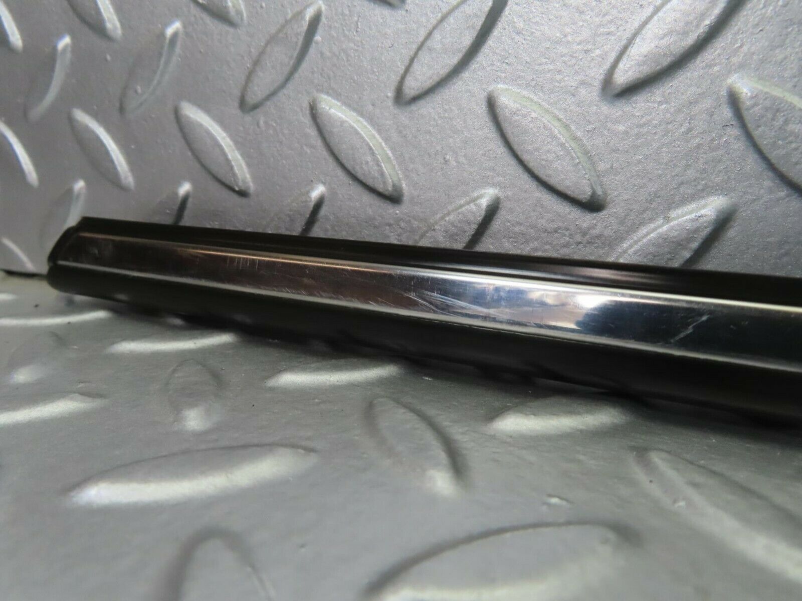 10272 Mercedes-Benz W123 Front Right Fender Wing Centre Moulding Trim