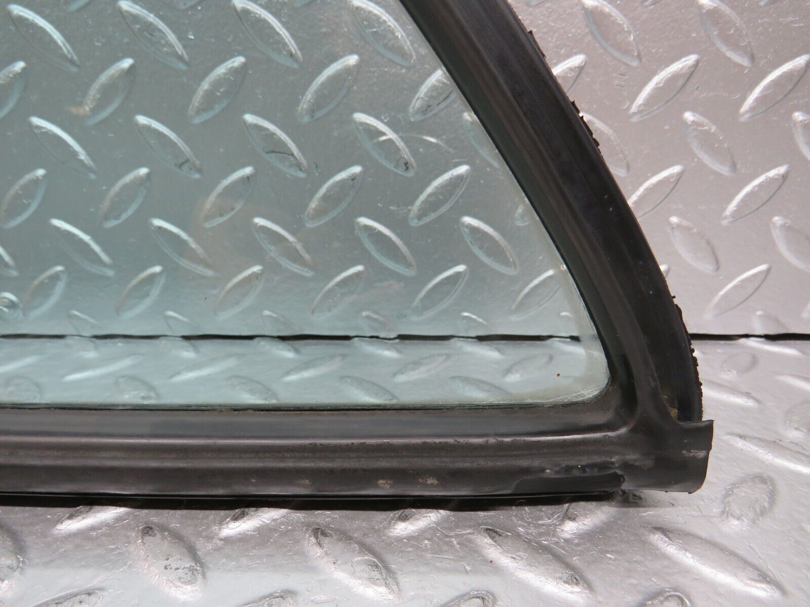 26829 Mercedes-Benz W123 240D Rear Left Quarter Glass