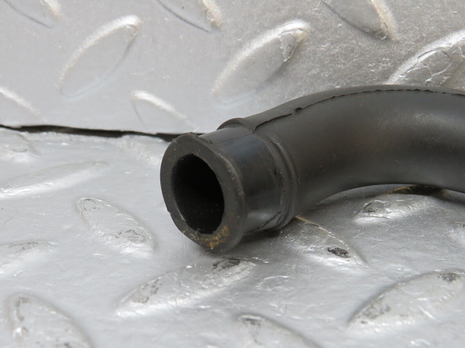 39691 Mercedes-Benz R129 320SL Coupe Crankcase Breather Pipe 1040943582