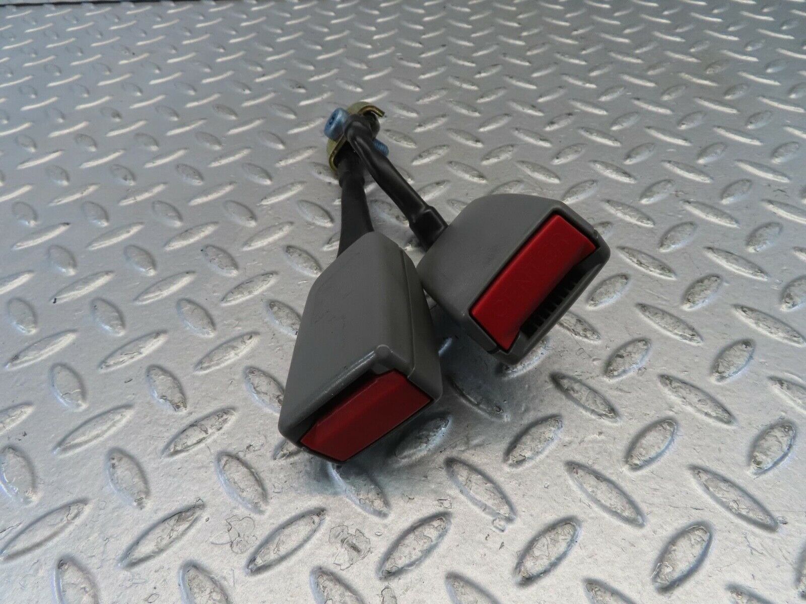 11216 Mercedes-Benz W221 S320 Rear Seat Belt Buckle 2218600269