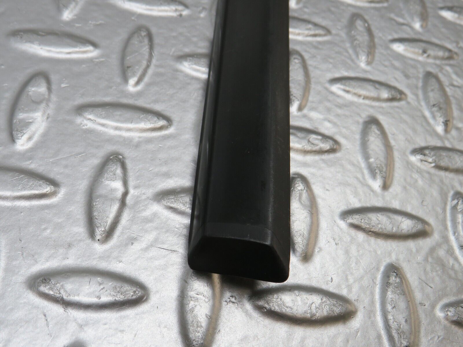 33843 Mercedes-Benz W201 190E 2.0L Front Right Door Centre Moulding Trim