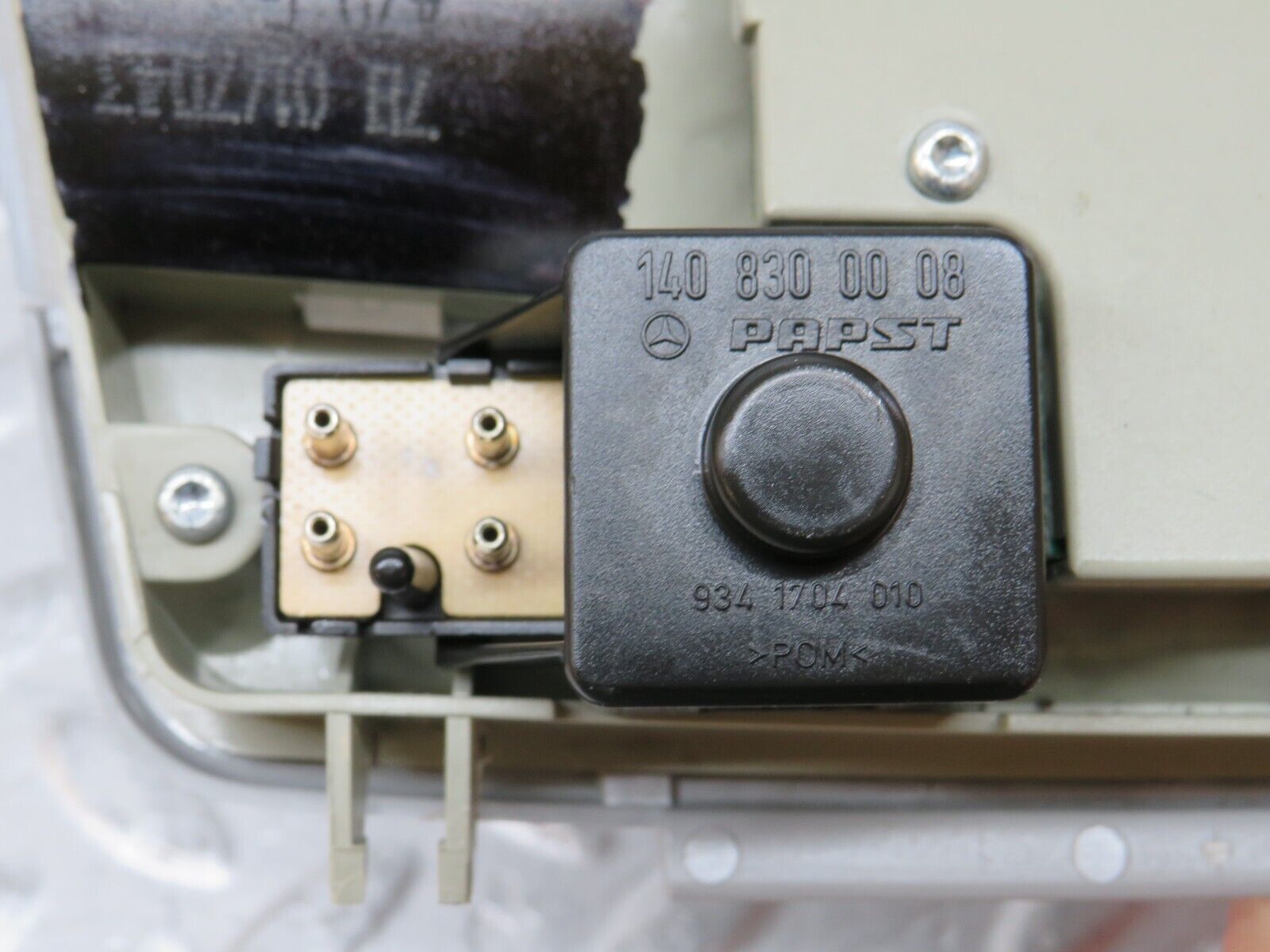 34777 Mercedes-Benz W210 320E Interior Dome Light Hella 148564 1408300008