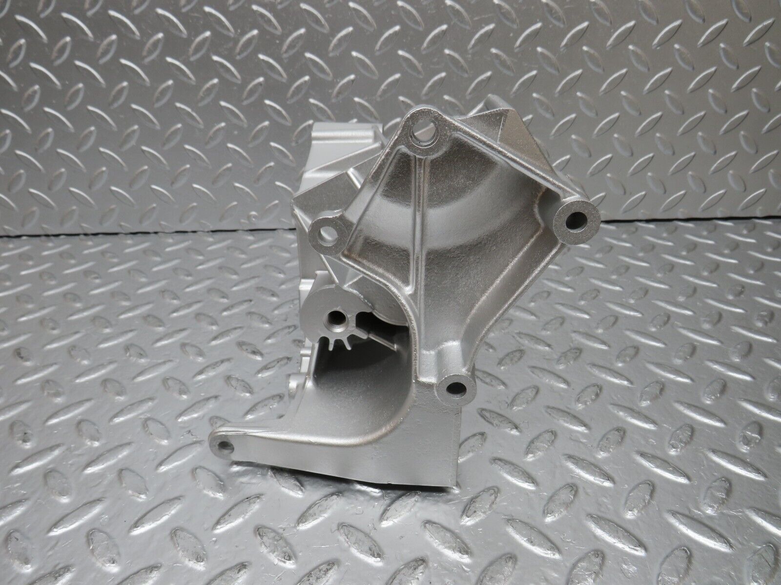 30540 Mercedes-Benz W124 230E Power Steering Pump Bracket 1022361330