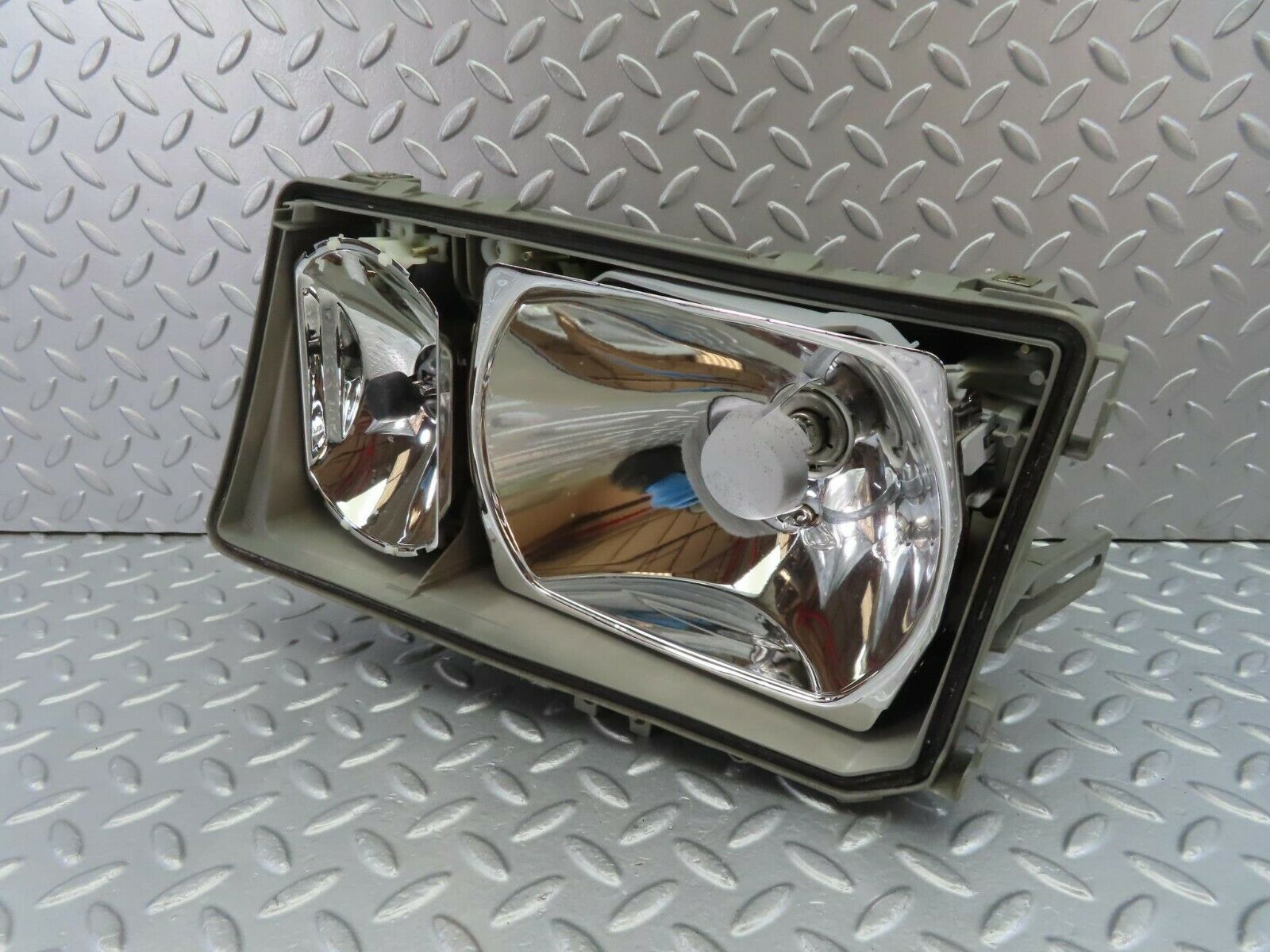 10506 Mercedes-Benz W201 190E Headlight Bosch Left Side 0301067725