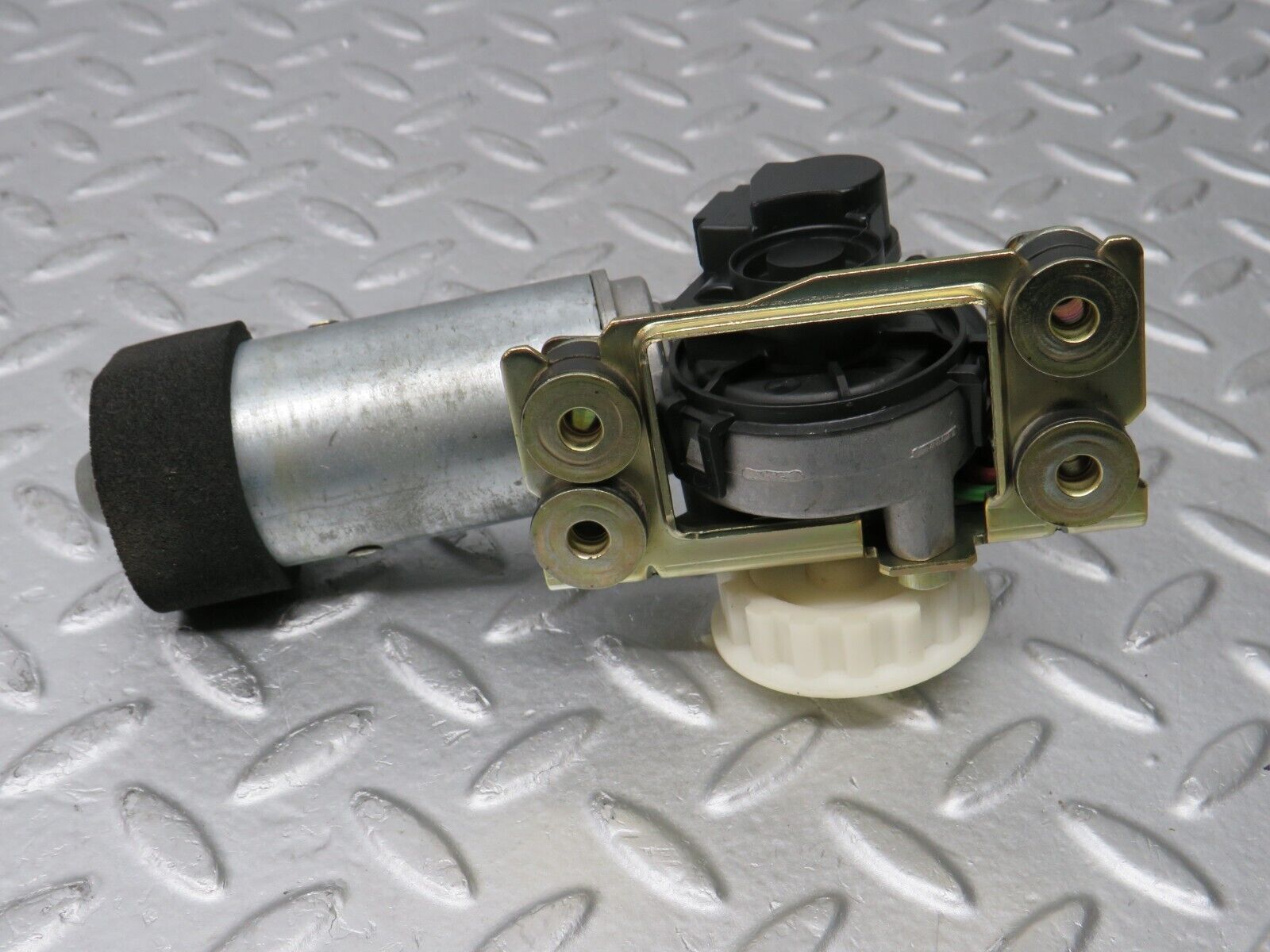 36850 Mercedes-Benz R129 300SL-24 Front Left Seat Adjustment Motor Bosch 1298202342 0390206655