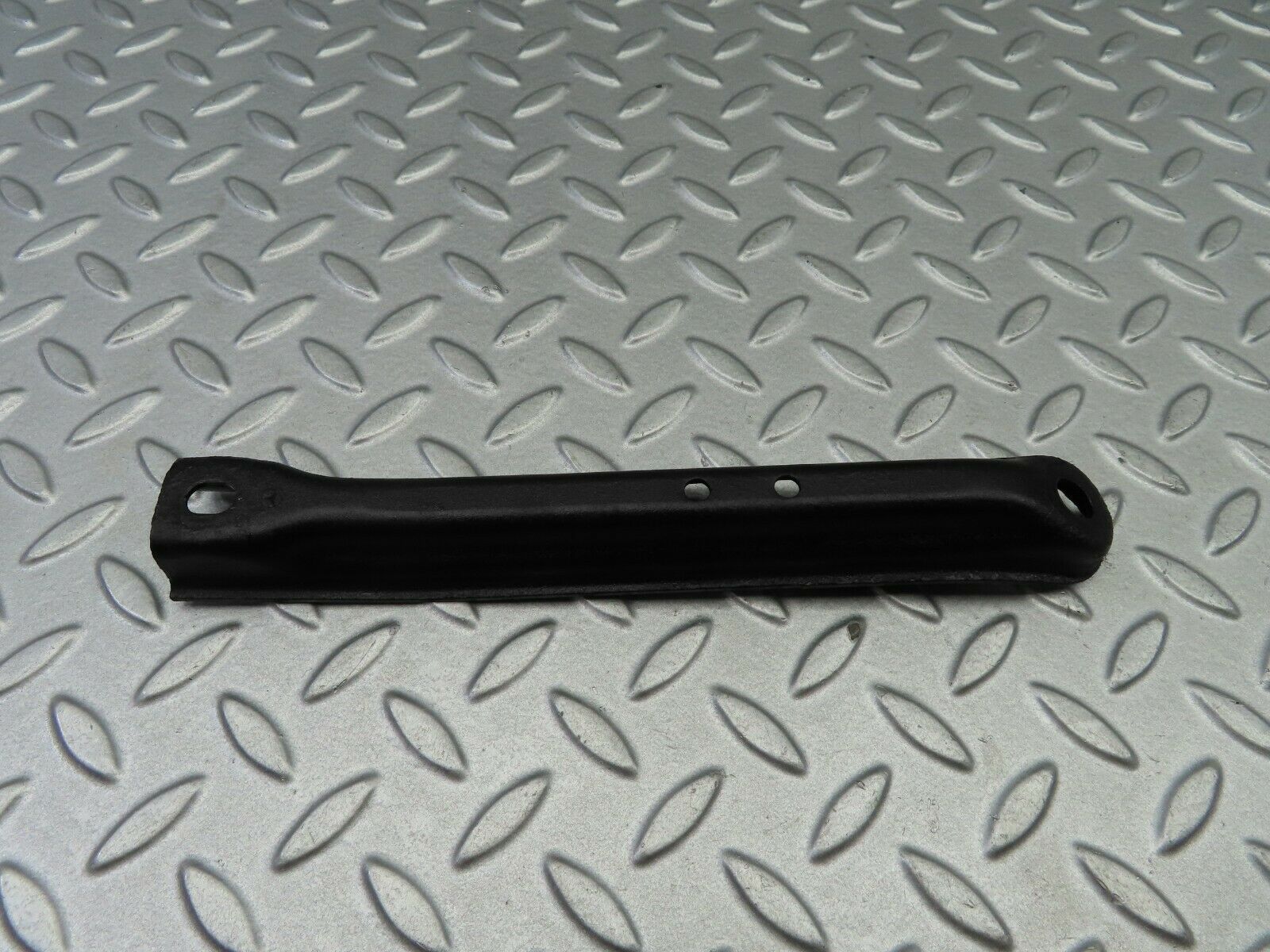 5977 Mercedes-Benz W123 200 Air Intake Manifold Bracket