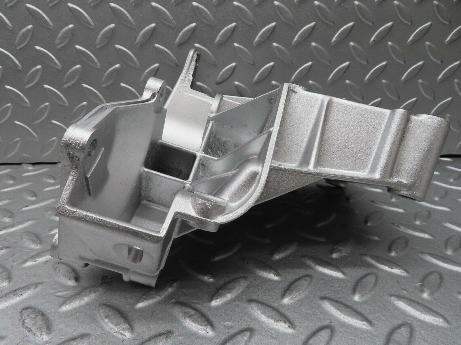 14658 Mercedes-Benz W201 190E Power Steering Pump Bracket 1022361330