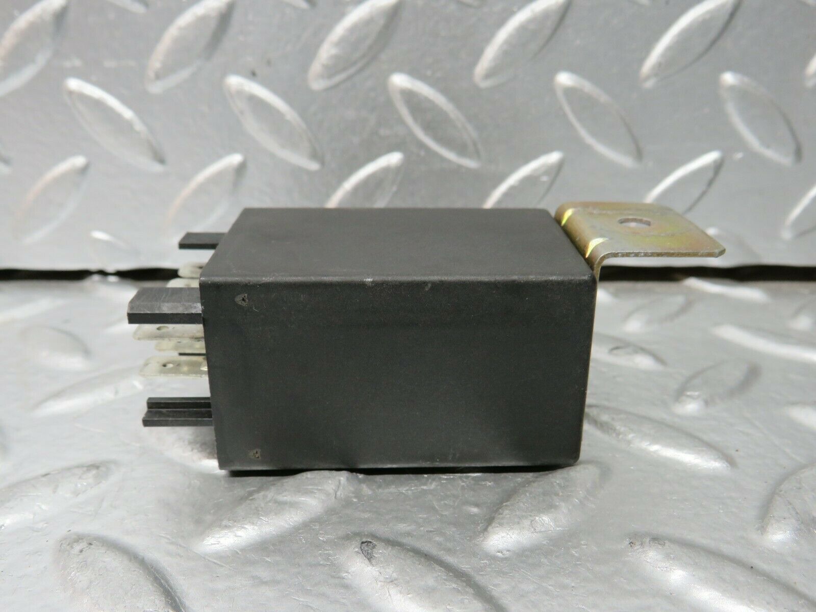 24299 Mercedes-Benz S124 220TE Wagon Flash Control Relay 58227001