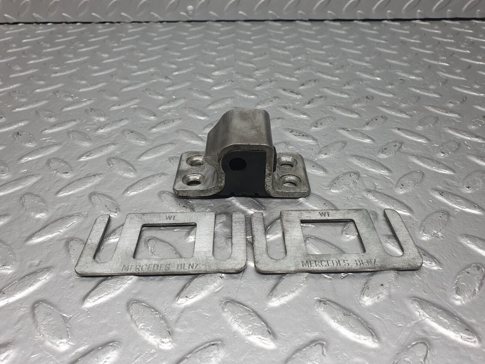 40915 Mercedes-Benz W126 300SE Door Lock Latch Left Side