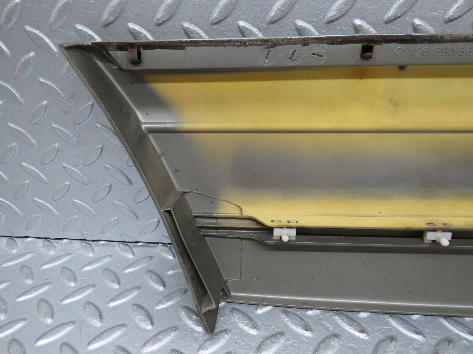 35967 Mercedes-Benz W126 420SE Front Right Fender Wing Moulding Trim 1266903640