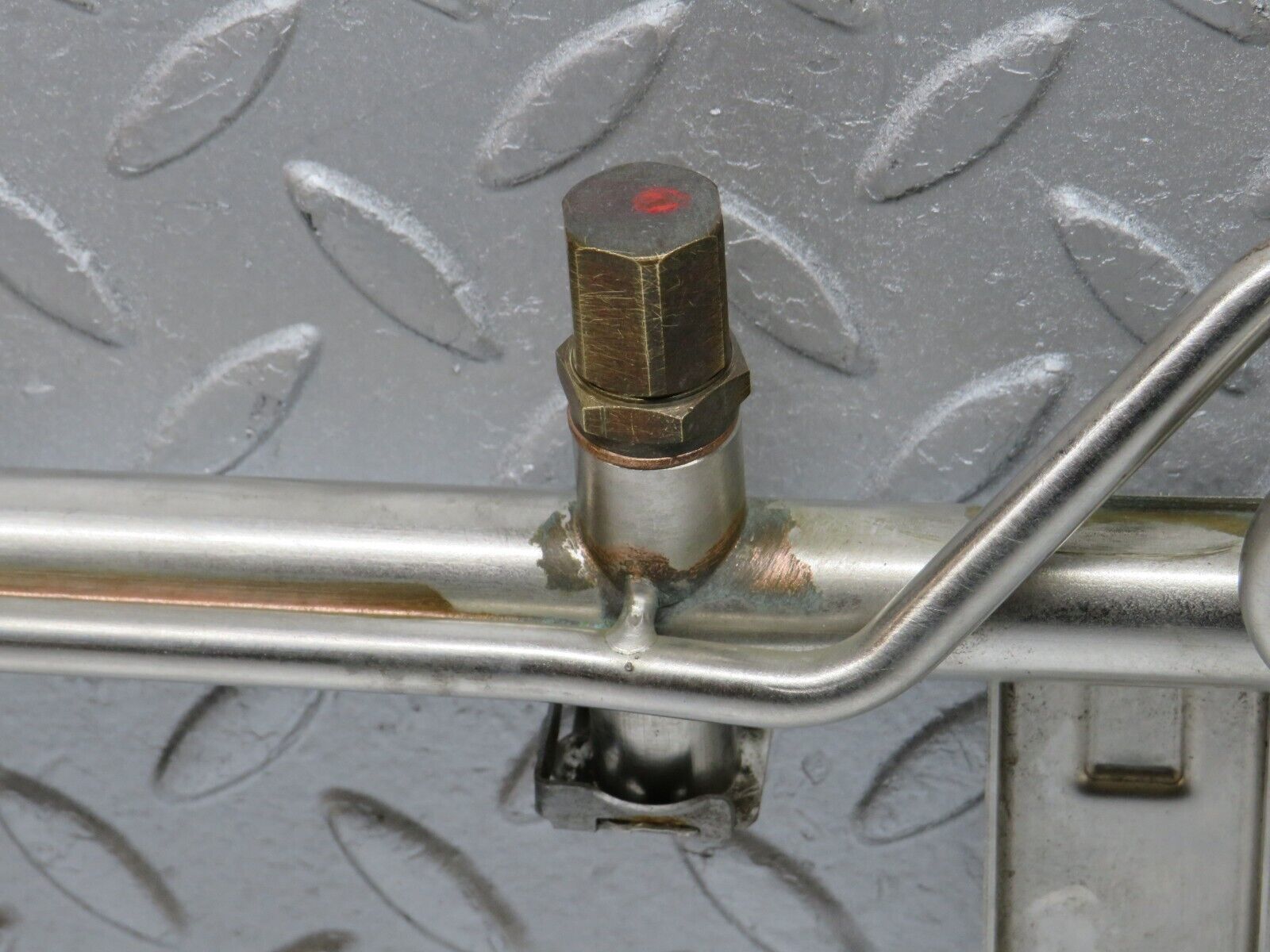 38566 Mercedes-Benz R129 280SL Coupe Fuel Injector Rail