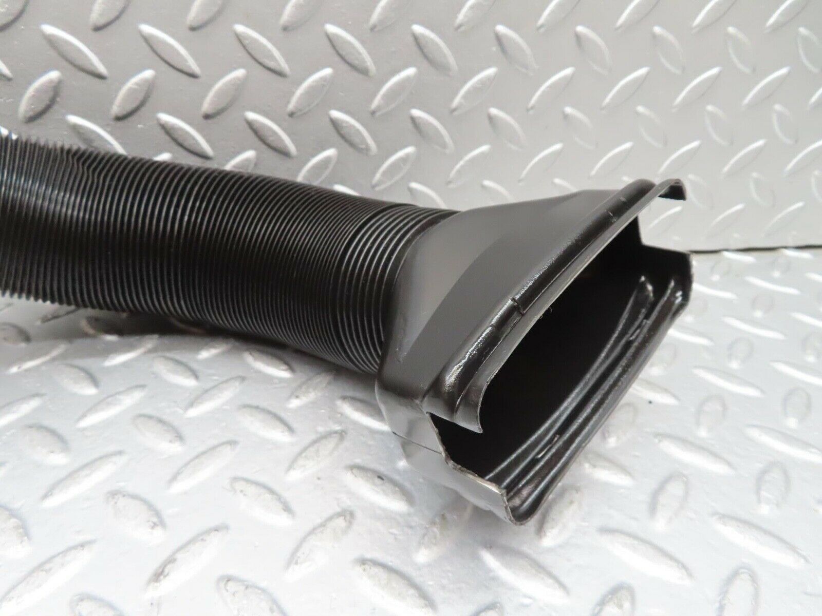 16192 Mercedes-Benz W124 260E Heater Pipe Air Pipe Left Side 1248310846