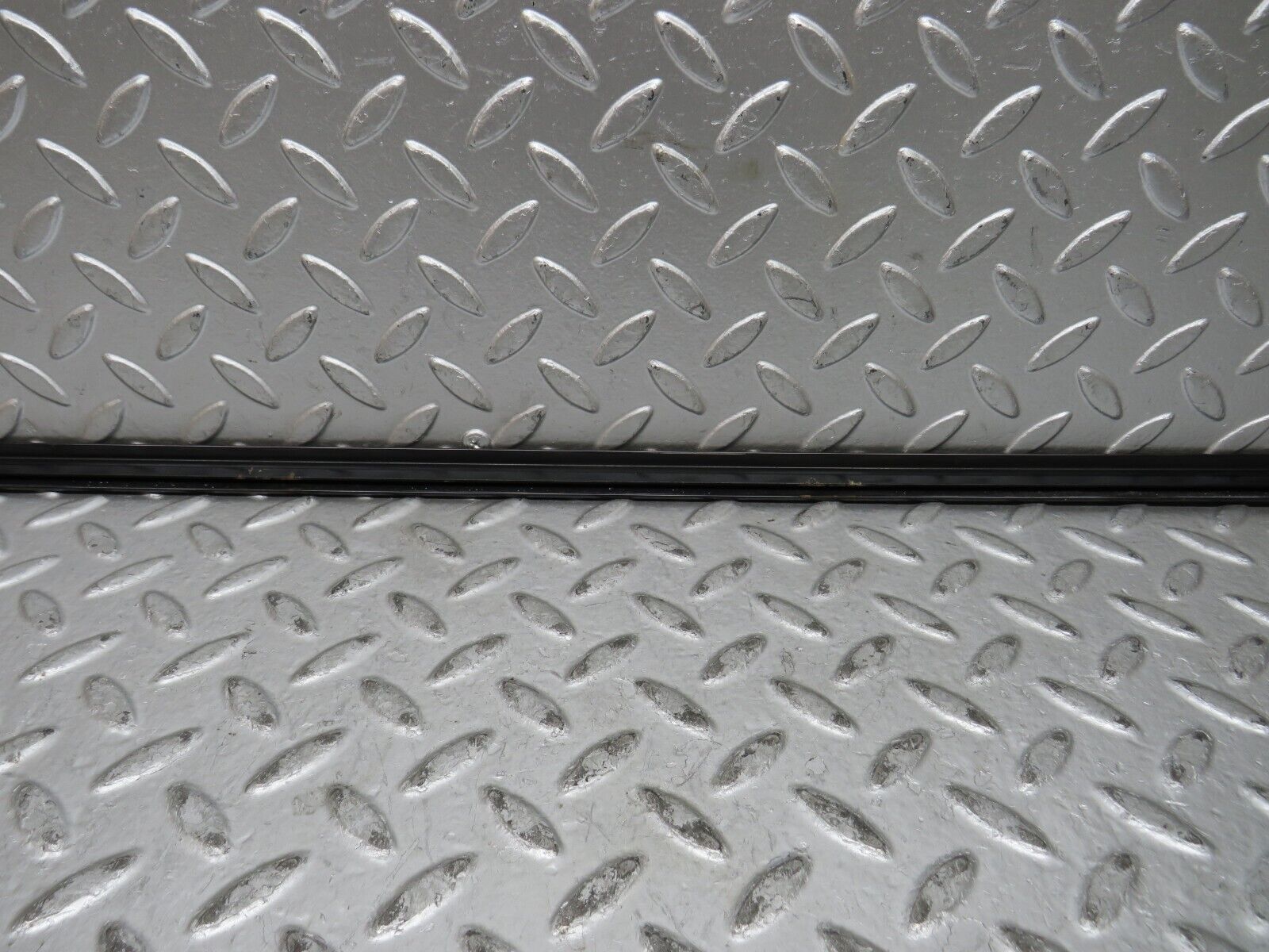 29001 Mercedes-Benz C124 320CE Coupe Front Right Door Chrome Trim