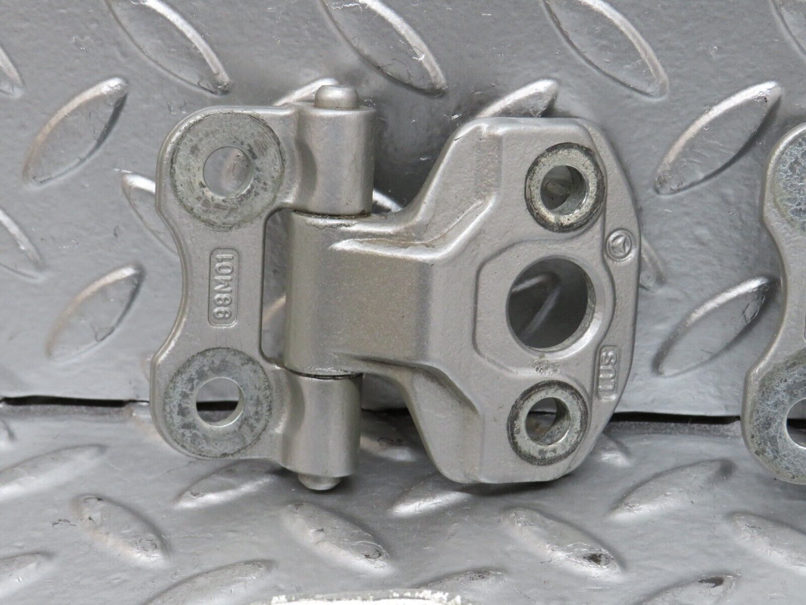 24872 Mercedes-Benz W140 S320 Left Door Hinges Pair