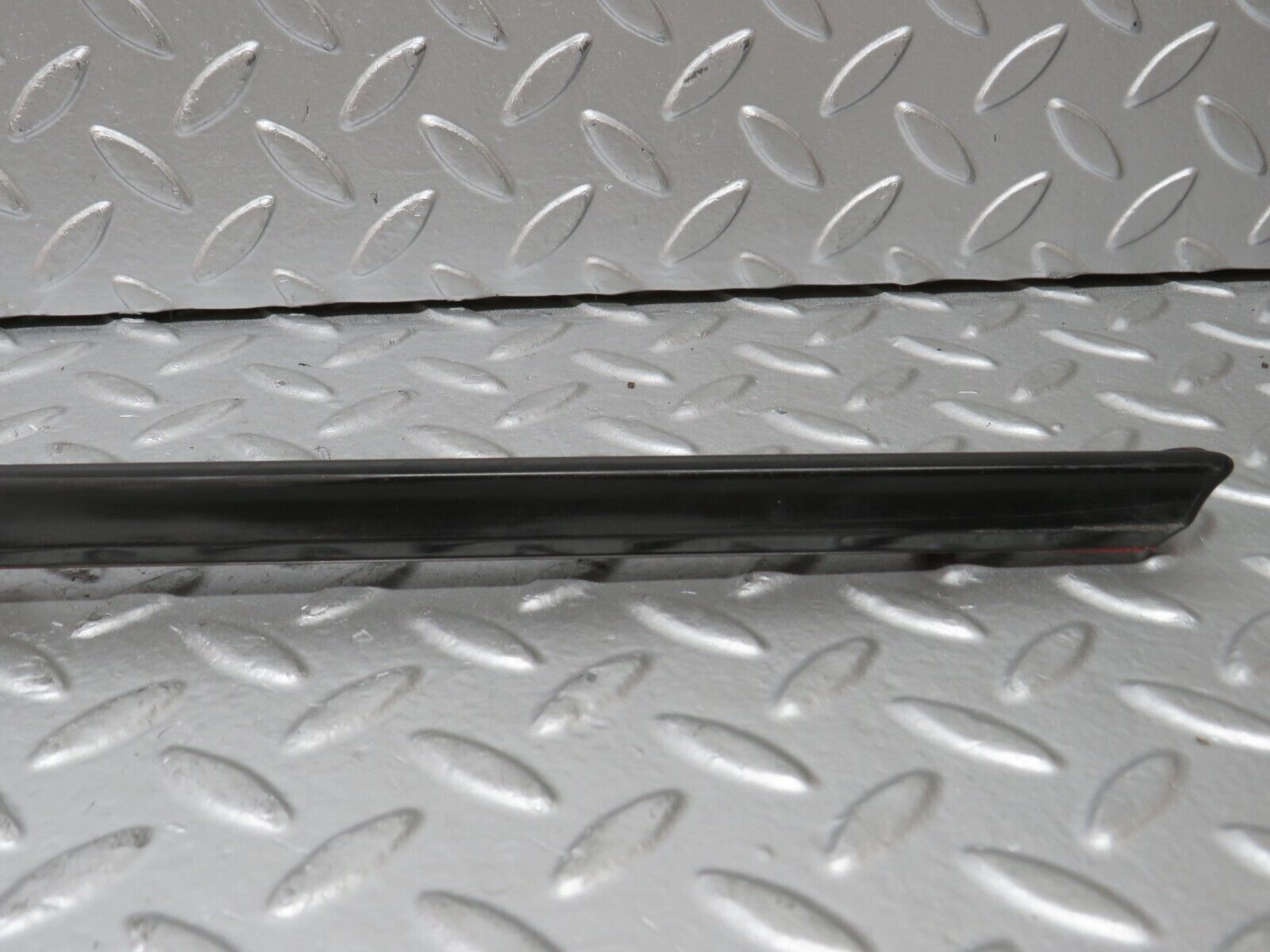 27960 Mercedes-Benz W123 280E Front Left Fender Wing Centre Moulding Trim