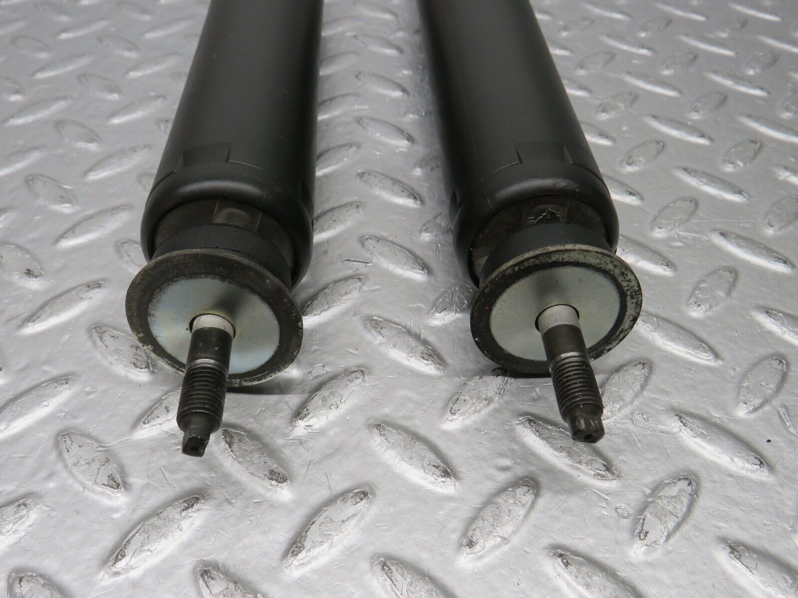 38897 Mercedes-Benz W201 190E 2.6L Rear Shock Absorber Kyb 553177