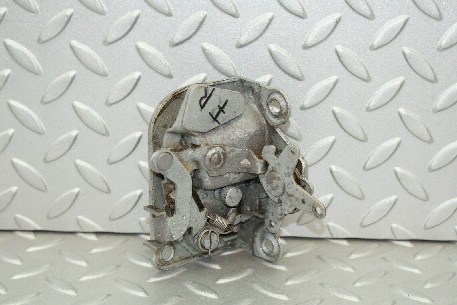 3122 Mercedes-Benz W115 220D Front Right Door Lock Mechanism