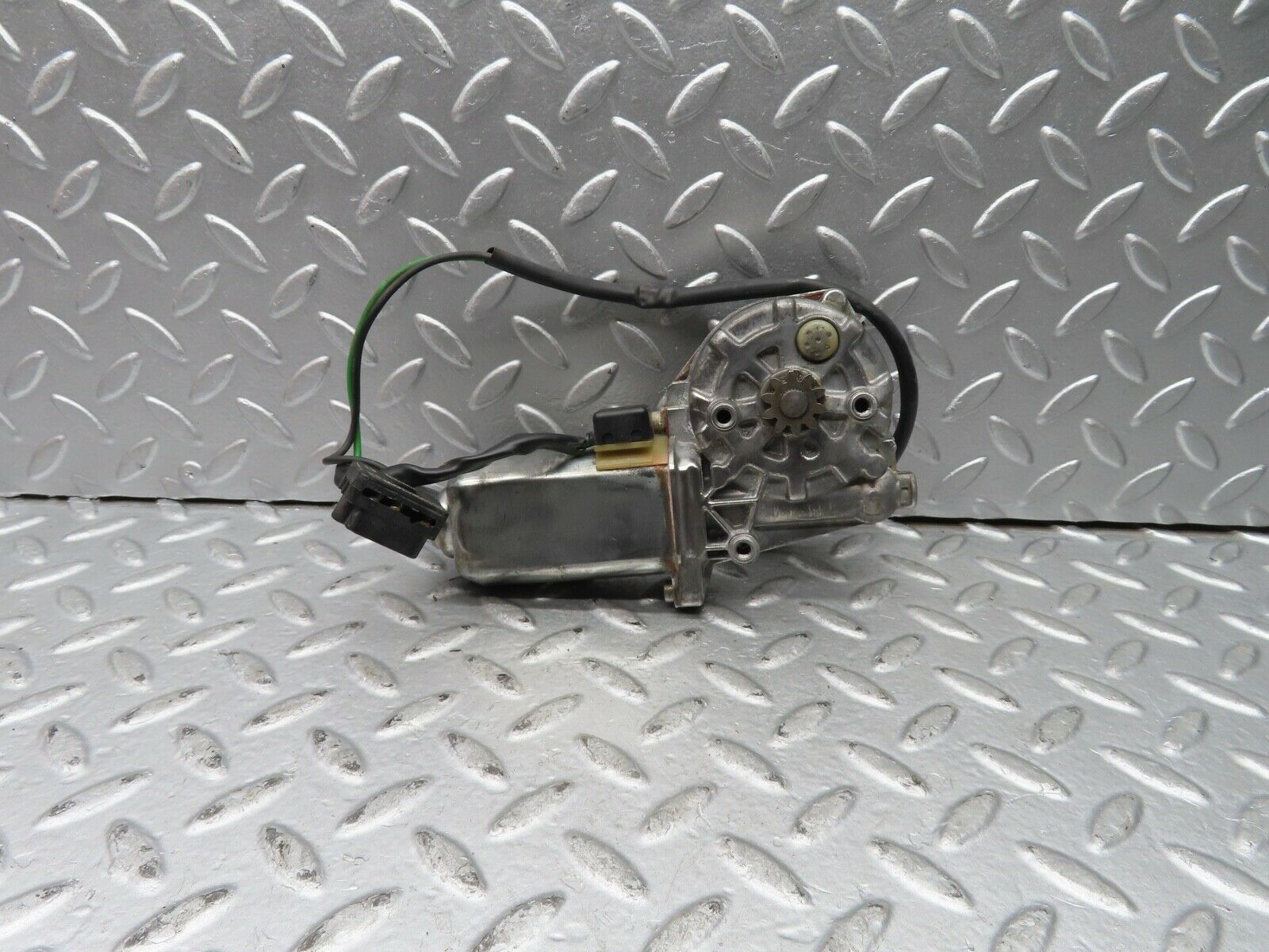 21441 Mercedes-Benz W126 300SE Rear Left Window Regulator Motor 0130821037