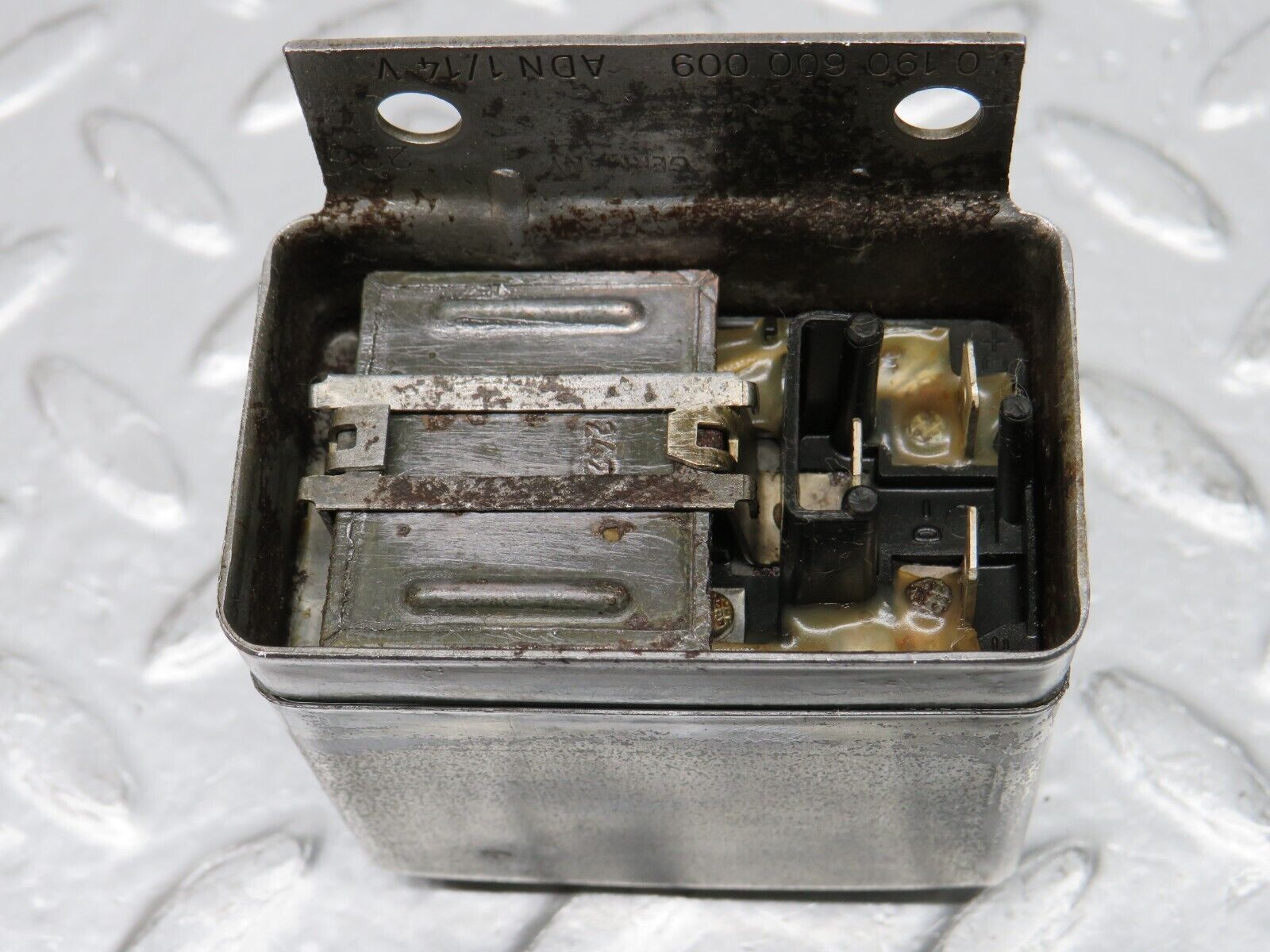 0680 Mercedes-Benz C107 350SLC Coupe Alternator Voltage Regulator Bosch 0190600009