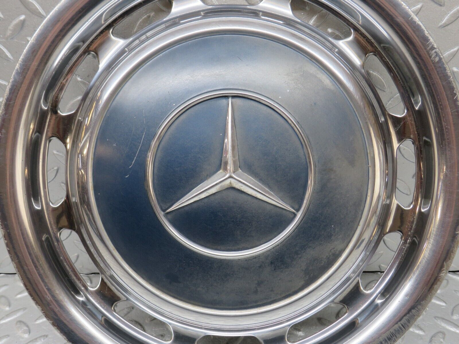 37464 Mercedes-Benz W109 300SEL Wheel Hub Cap 14"