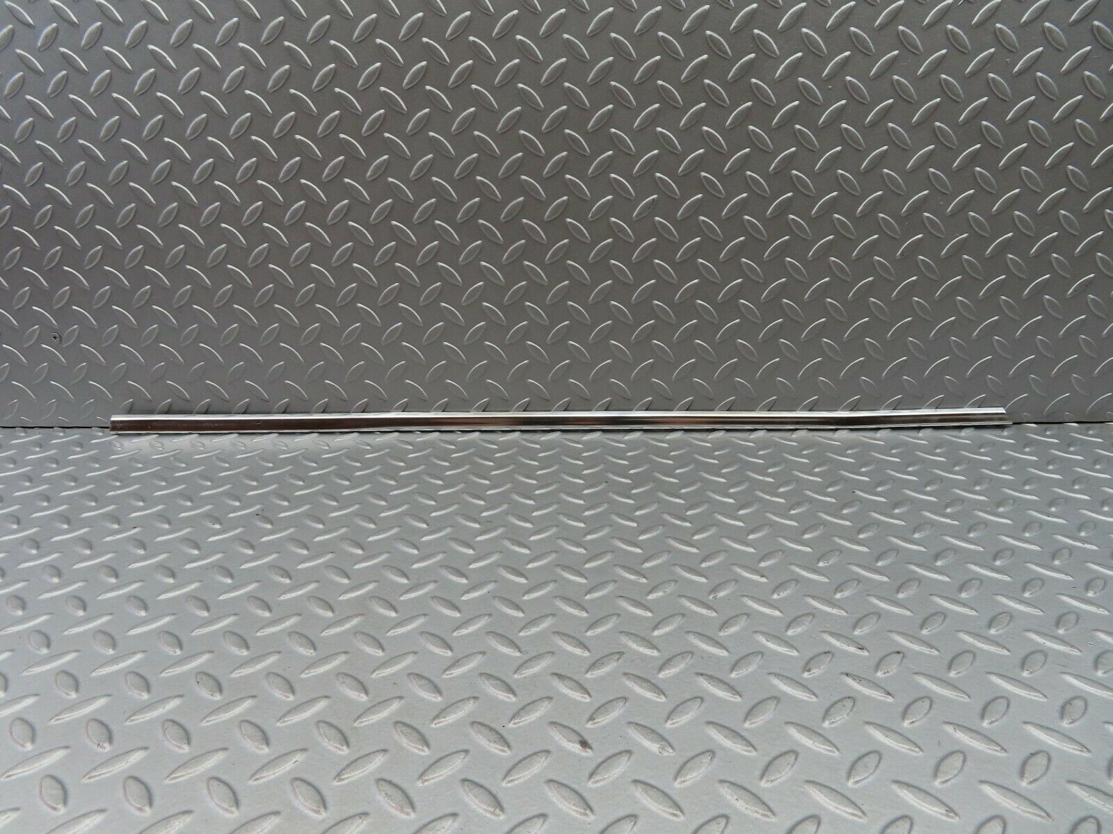 5912 Mercedes-Benz W123 200 Front Right Door Chrome Moulding Trim