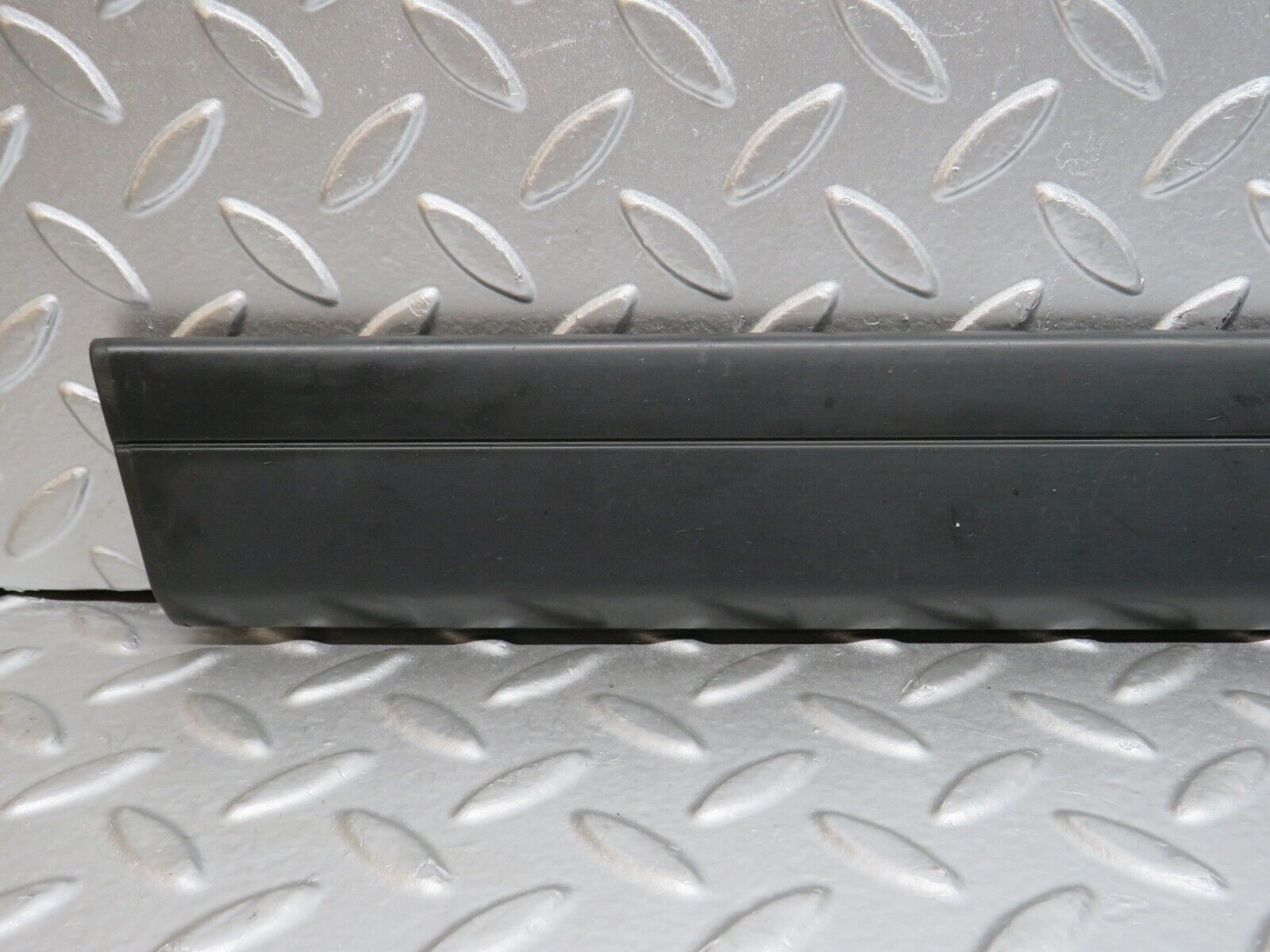 32302 Mercedes-Benz S124 300TE Wagon Front Left Door Centre Moulding Trim