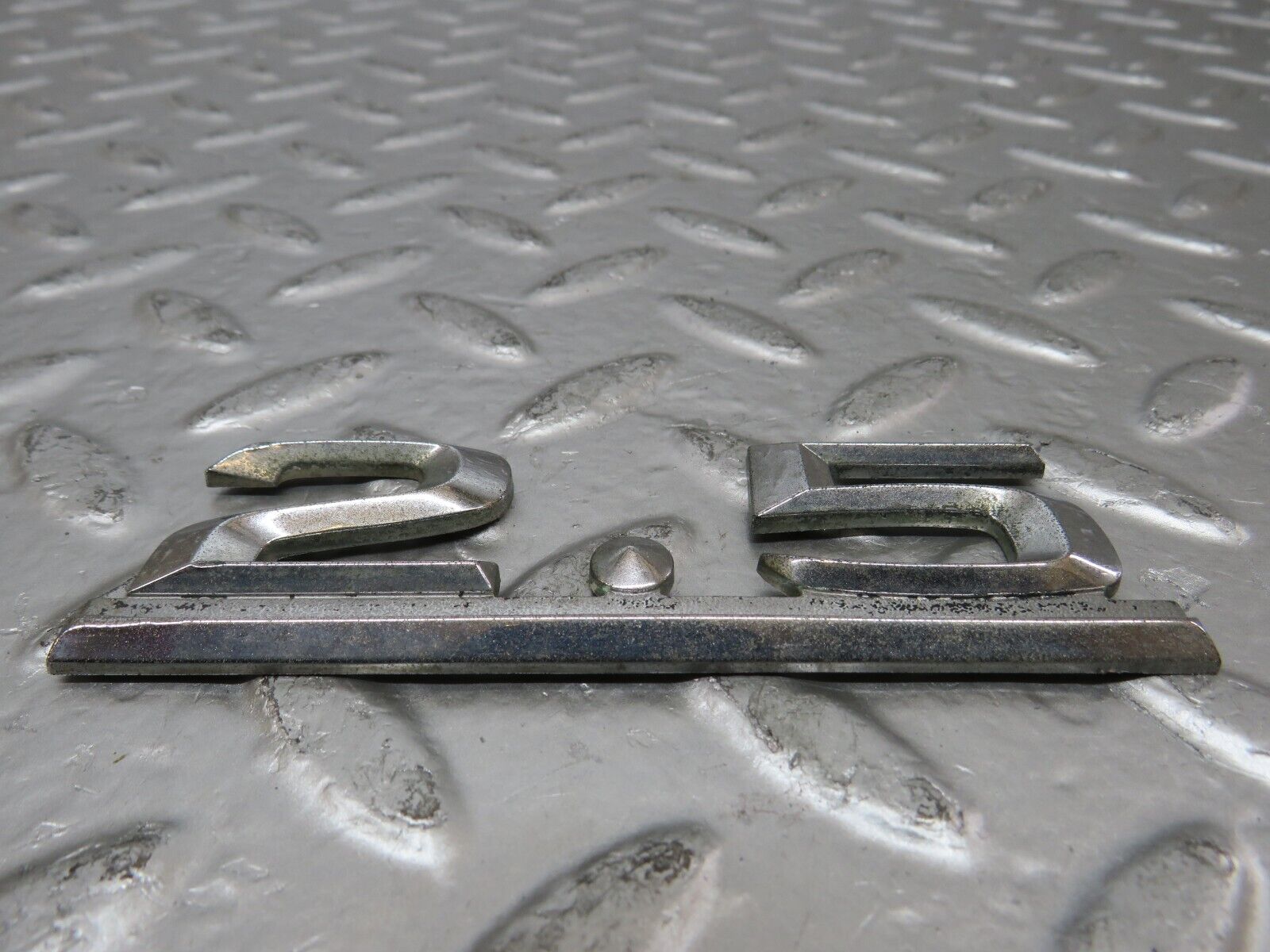 25200 Mercedes-Benz W201 190D Trunk Badge 2.5 Emblem