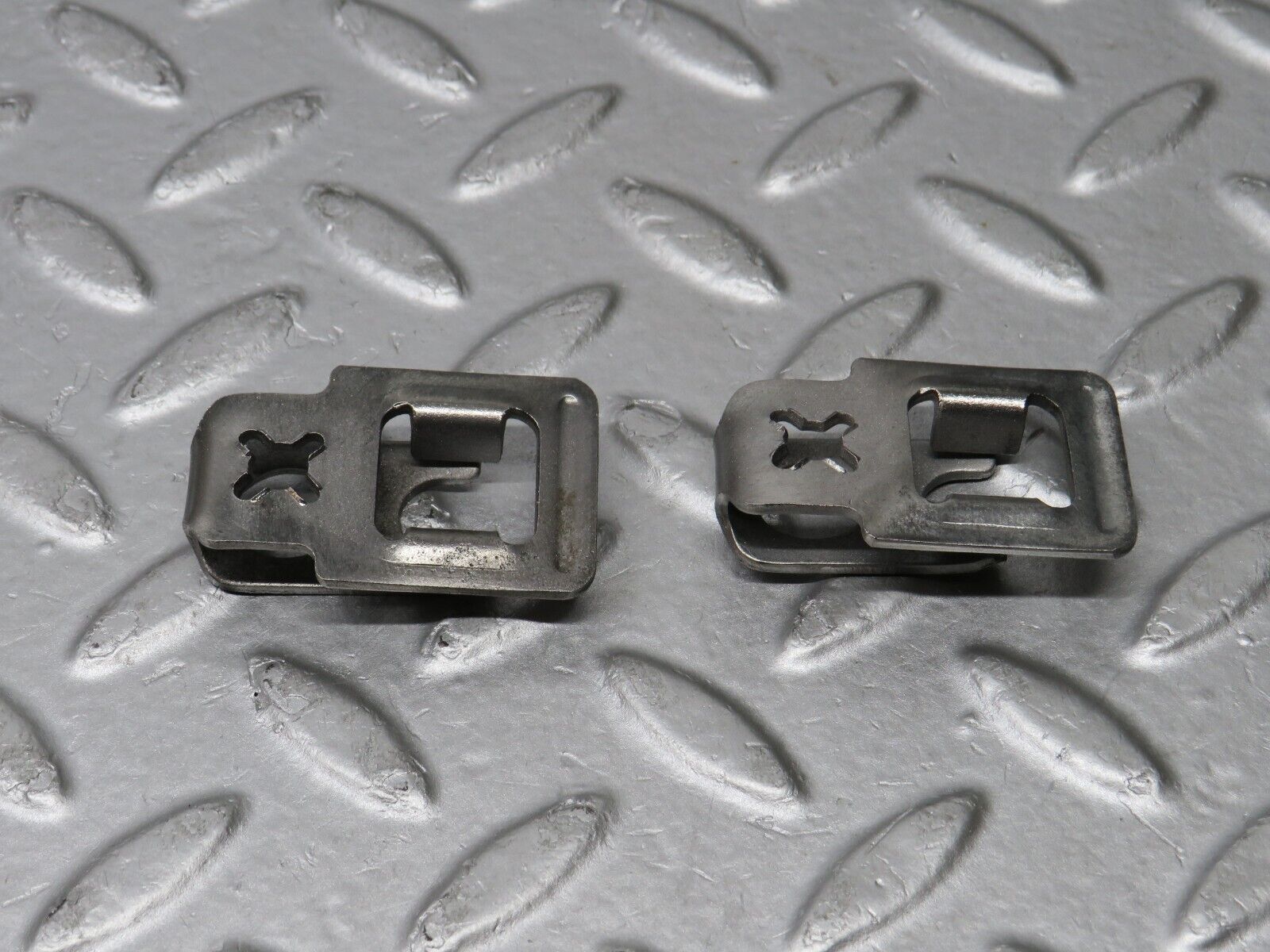 39031 Mercedes-Benz W201 190E 2.6L Fuel Injector Bracket 2x