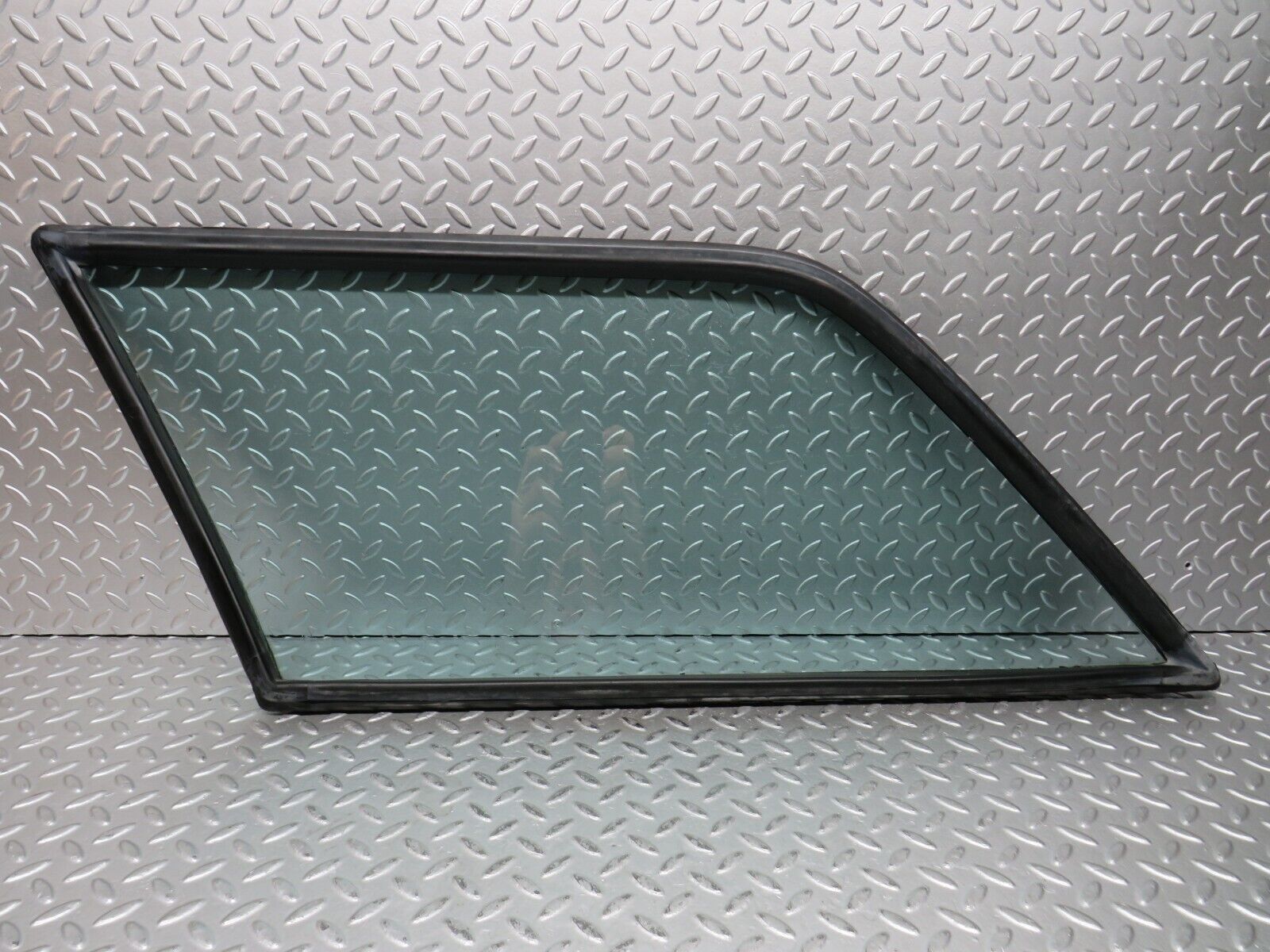 28395 Mercedes-Benz S123 240D Wagon Rear Right Window Glass 1238701039