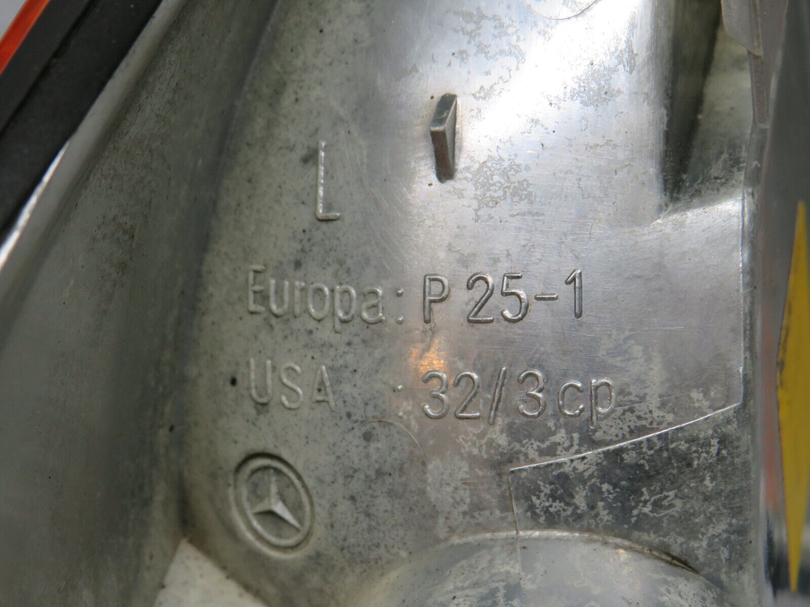 30669 Mercedes-Benz W201 190E 2.0L Indicator Light Front Left Bosch 1305232034