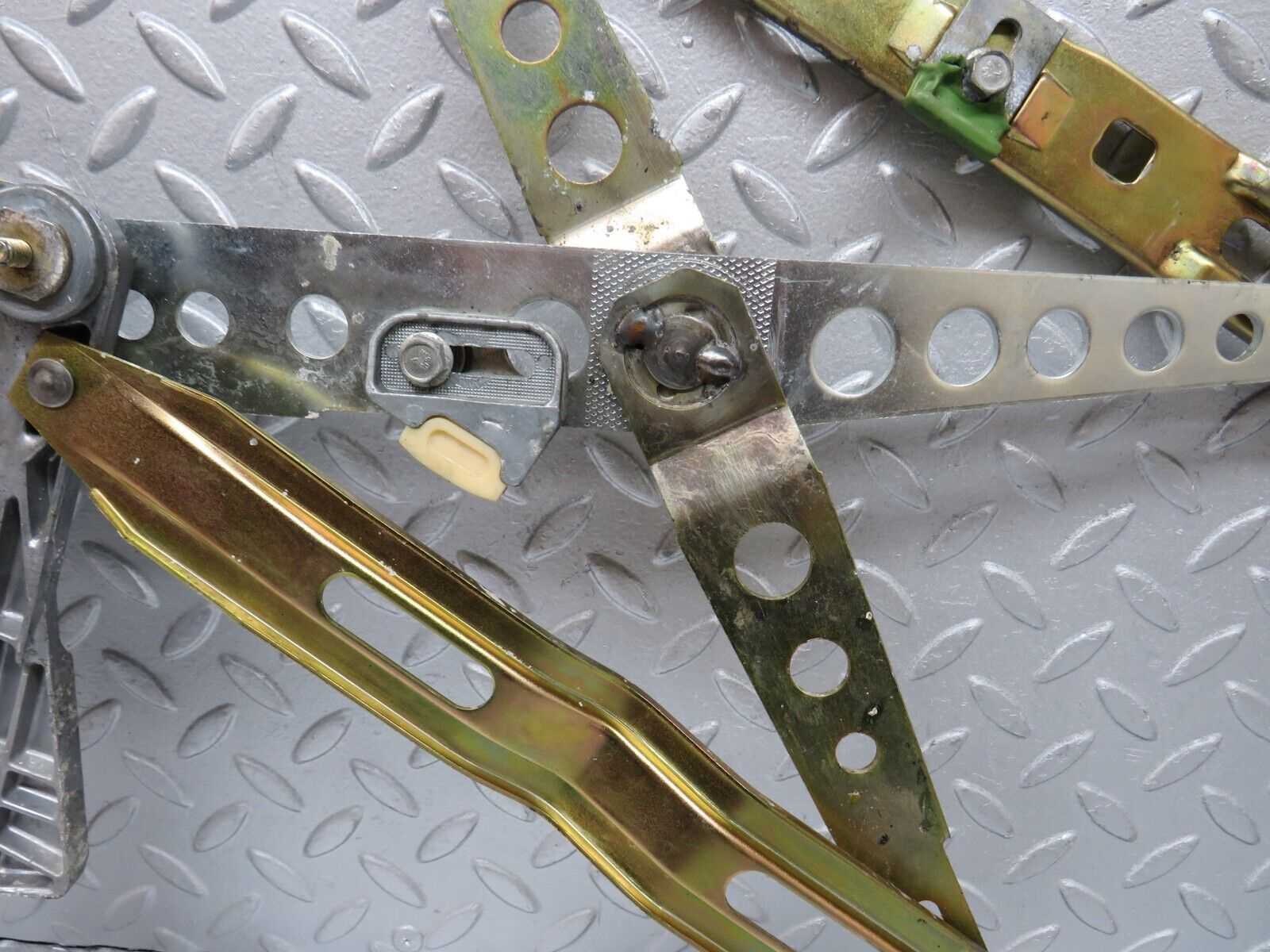 36862 Mercedes-Benz C126 420SEC Right Door Power Window Regulator 1267202646 1267250411